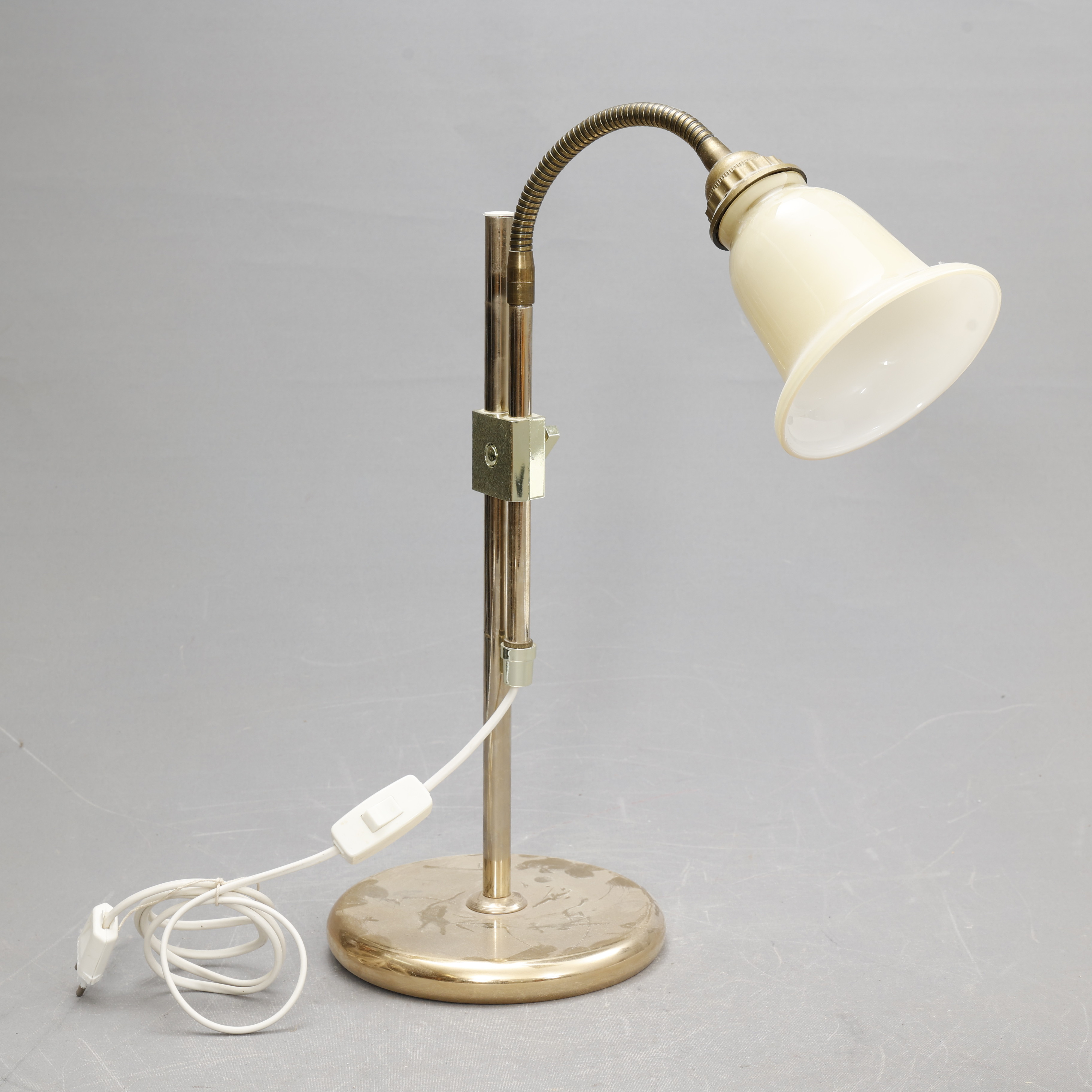 BORDSLAMPA, mässing, höj/sänk-bar.