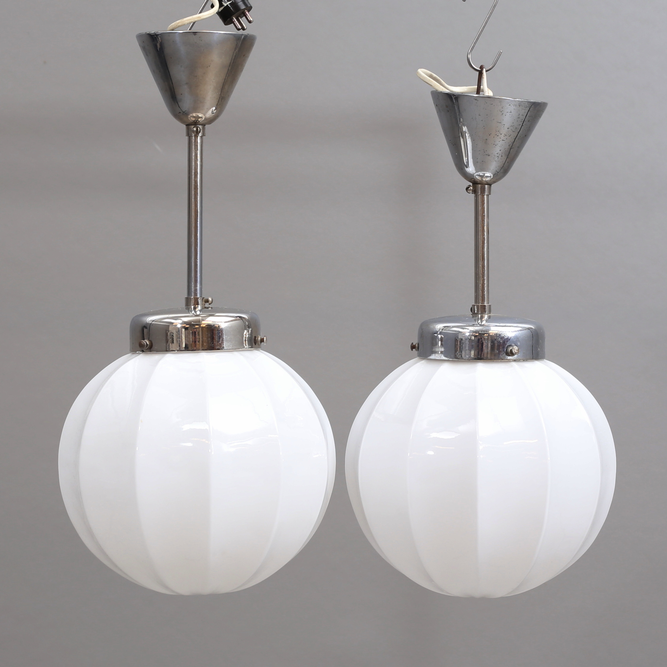 TAKLAMPOR, ett par, glas/metall, 1940/50-tal.