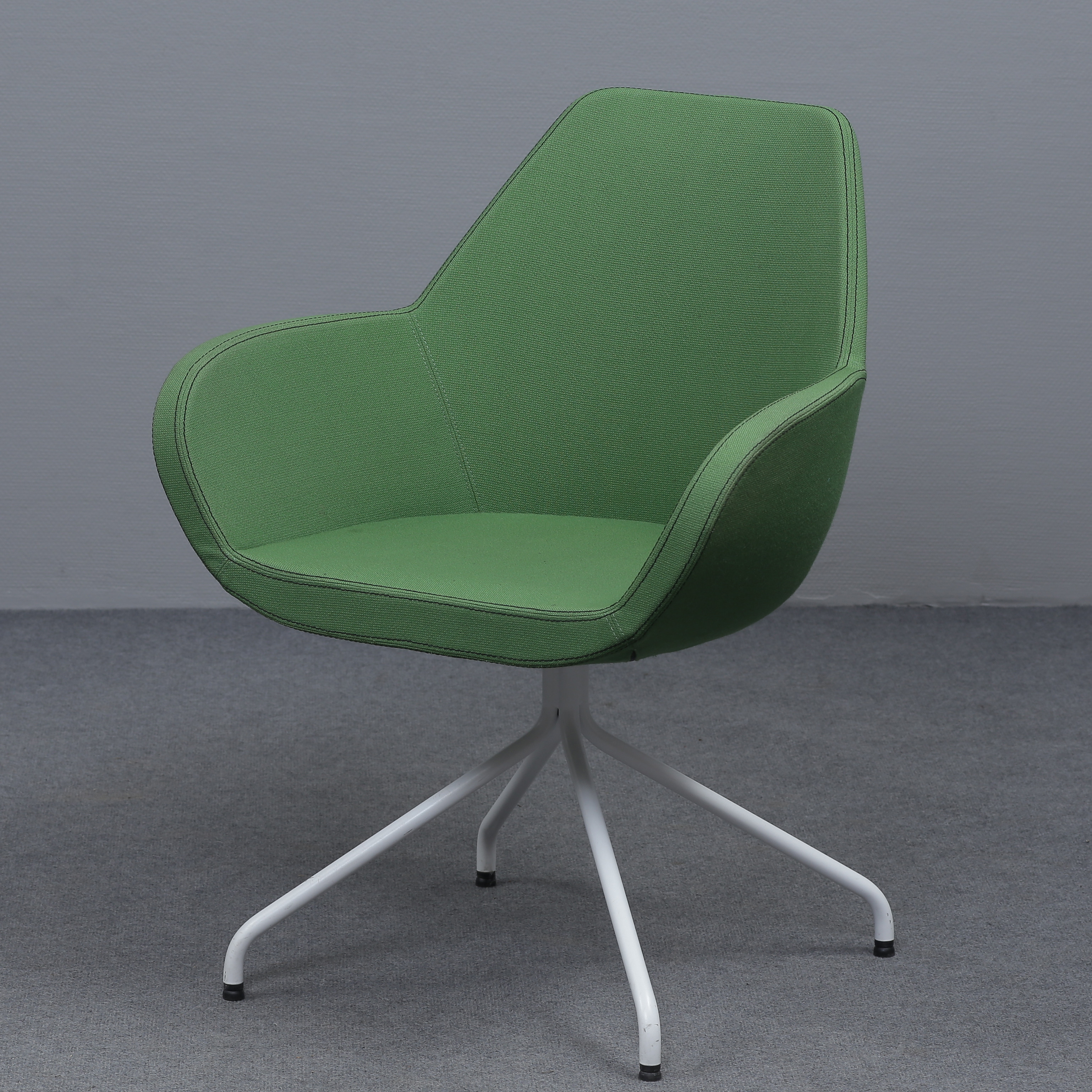 PIOTR KUCHCIŃSKI. STOL "O-FAN 10H" GRÖN KLÄDSEL, VIT METALLSTOMME, DESIGN PIOTR KUCHCIŃSKI PROFIM, EDSBYN (2016).