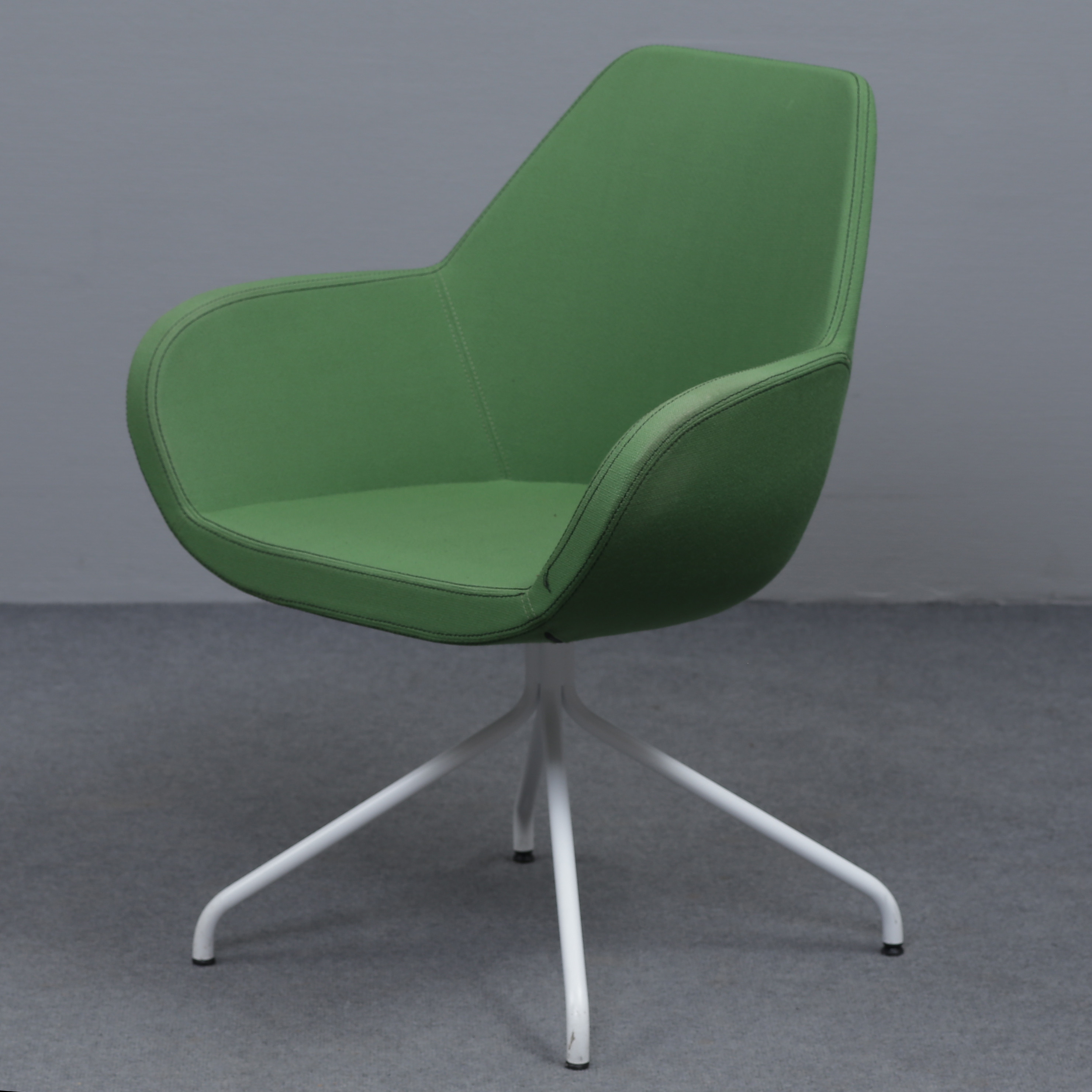 PIOTR KUCHCIŃSKI. STOL "O-FAN 10H" GRÖN KLÄDSEL, VIT METALLSTOMME, DESIGN PIOTR KUCHCIŃSKI PROFIM, EDSBYN (2015).