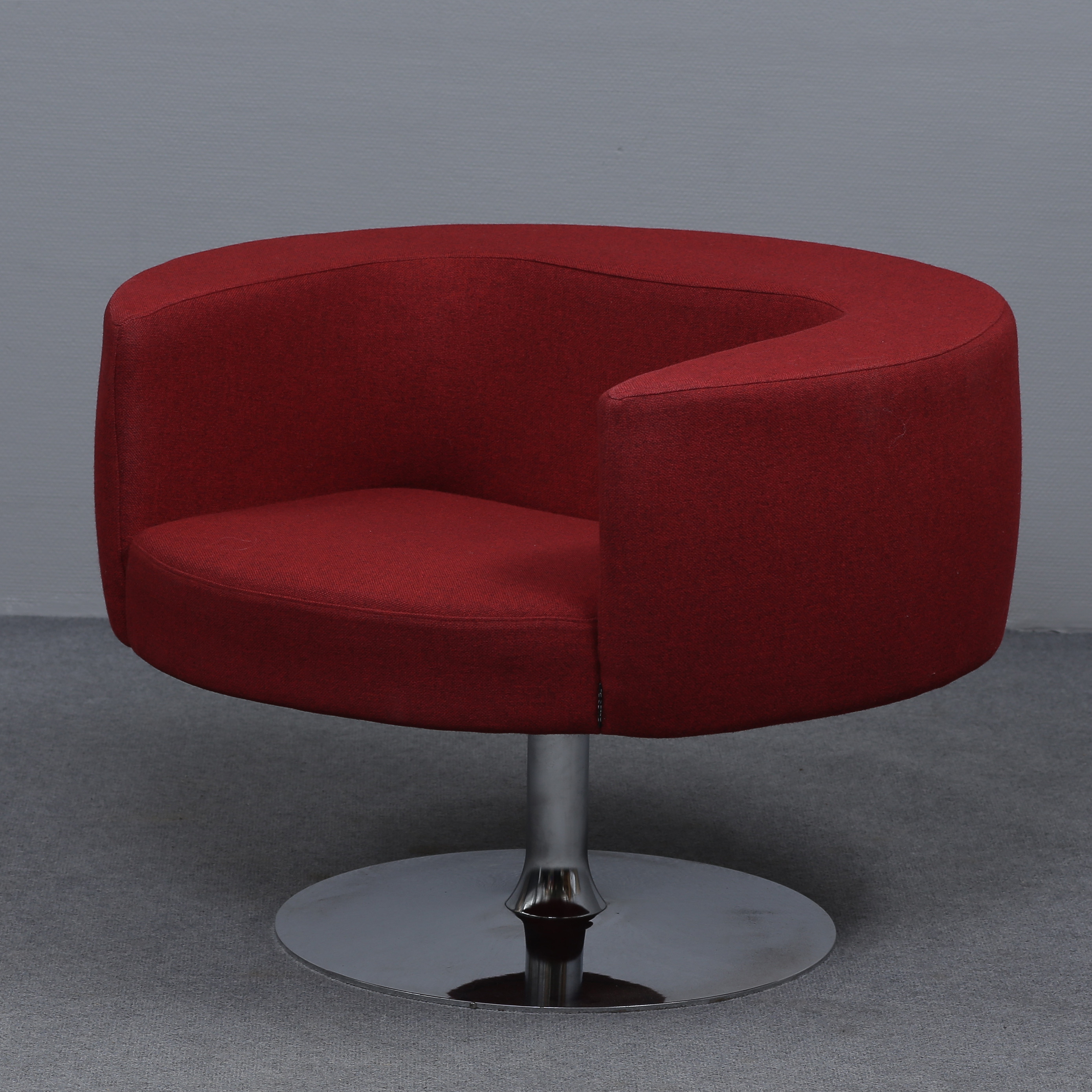 MAIRE MOERD, FÅTÖLJ "ZERO" RÖD KLÄDSEL, KROMAD FOT, DESIGN MAIRE MOERD FÖR OFFECCT.