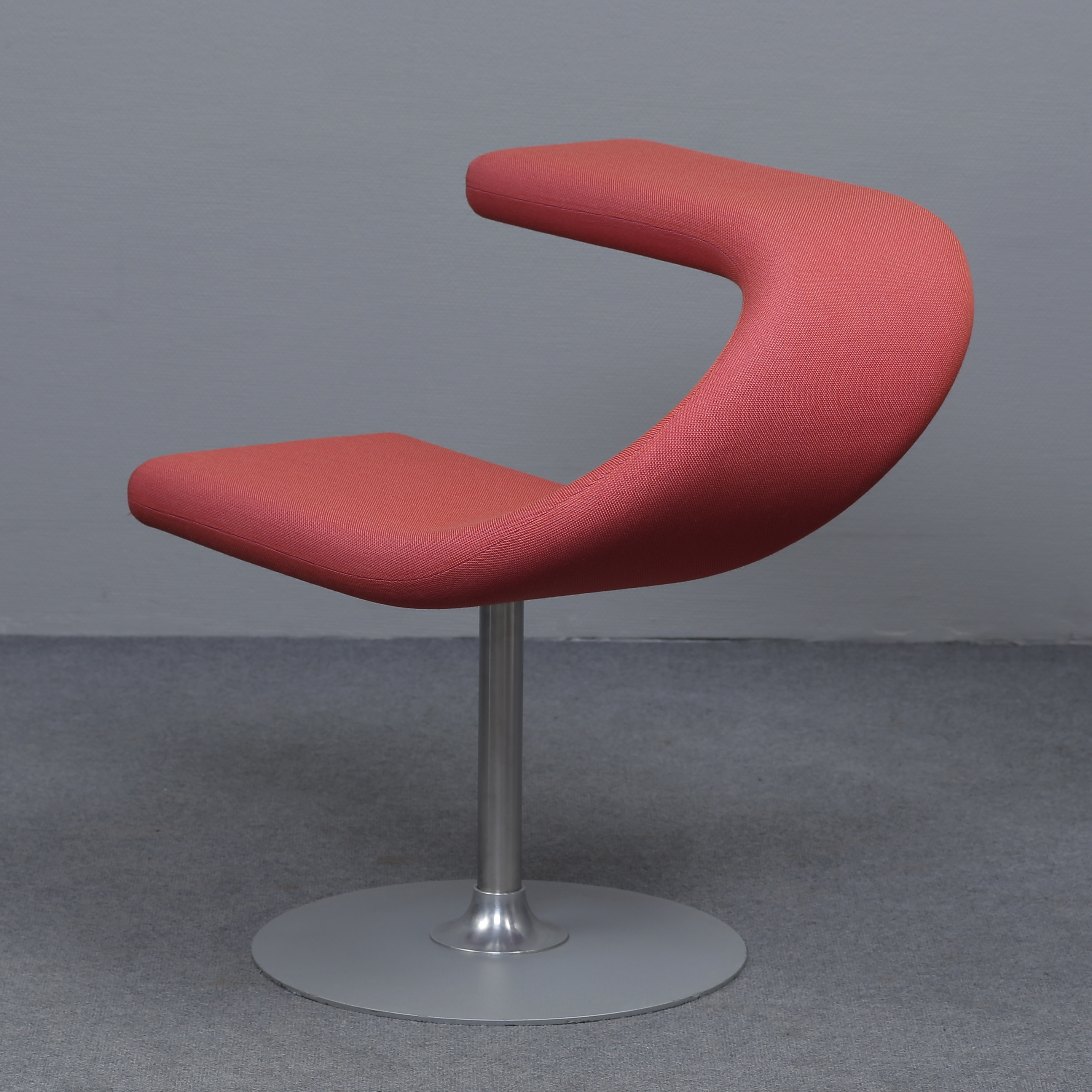 FREDRIK MATTSON. FÅTÖLJ "INNOVATION C" KLÄDSEL I RÖD TEXTIL, BLÅ STATION (2012).