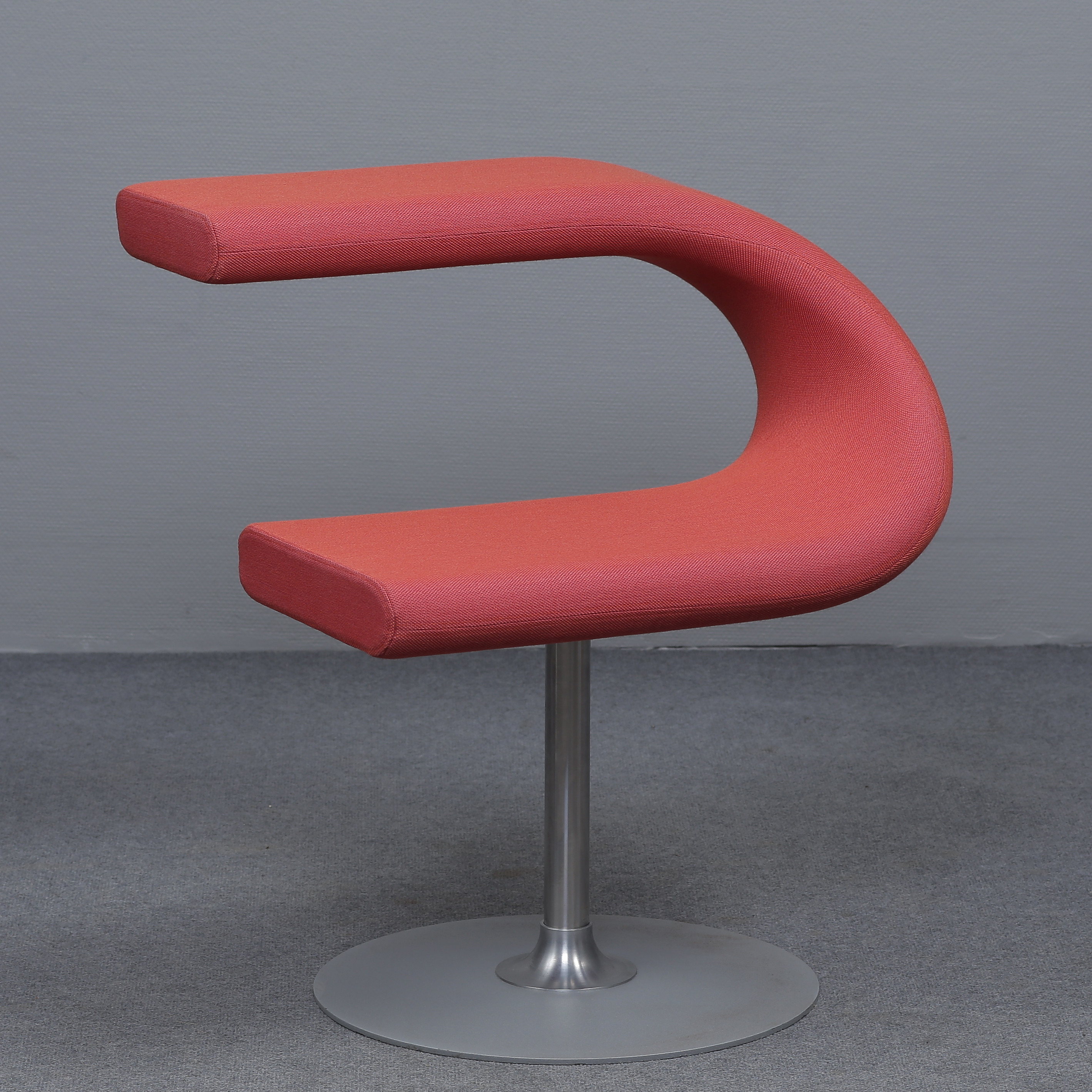 FREDRIK MATTSON. FÅTÖLJ "INNOVATION C" KLÄDSEL I RÖD TEXTIL, BLÅ STATION (2013).