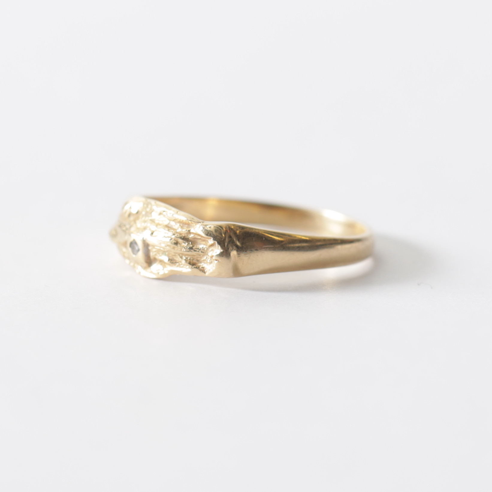 RING, 18K guld, Bengt Hallberg Guldsmeds AB, Köping, 1980-/90-tal. Totalvikt ca 2,4 gram.