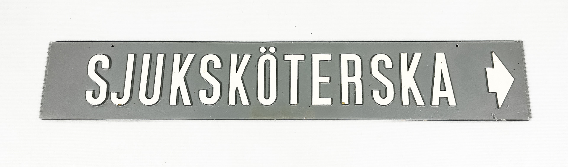 SKYLT, "Sjuksköterska", bemålad metall, 1900-tal.