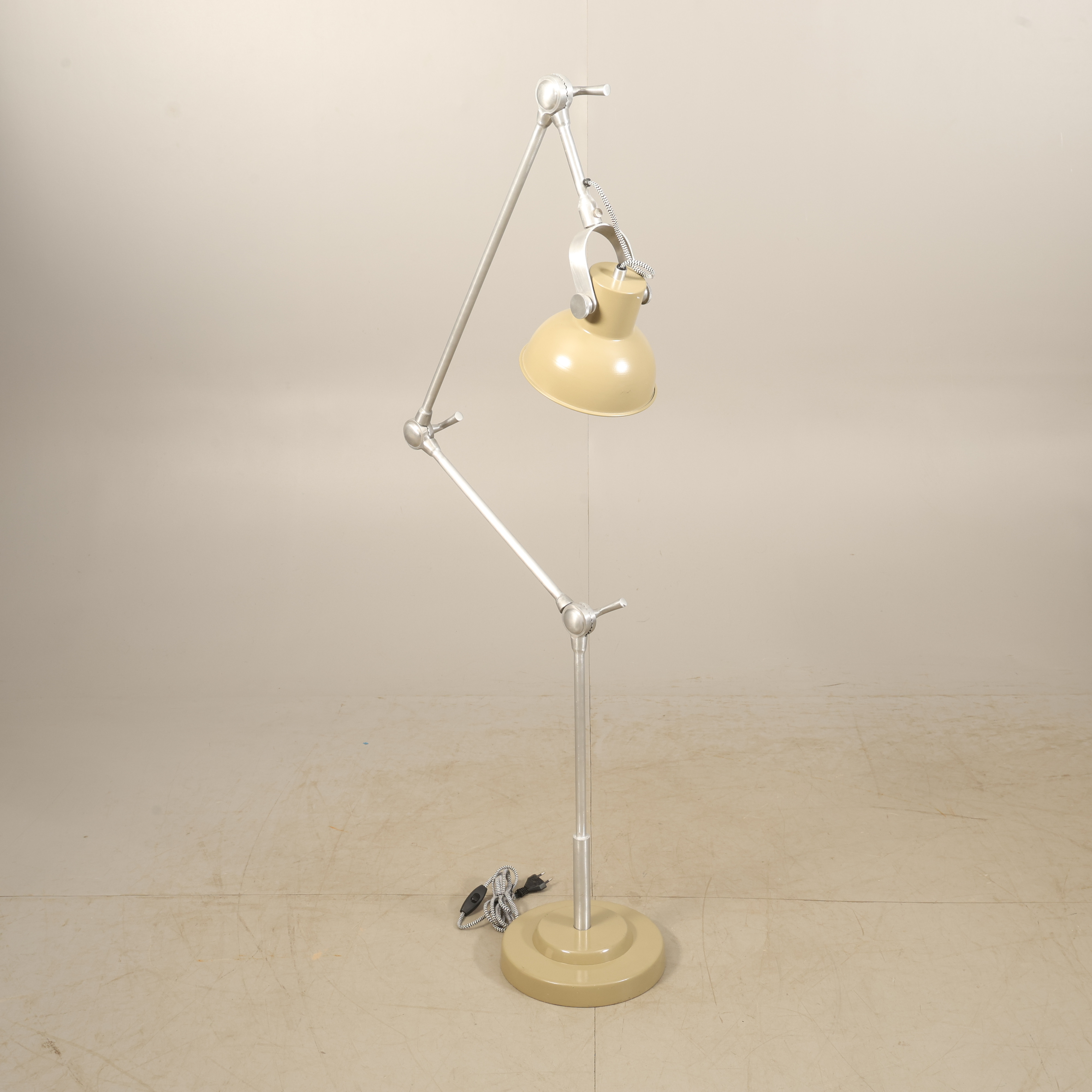GOLVLAMPA, industrimodell, samtida.