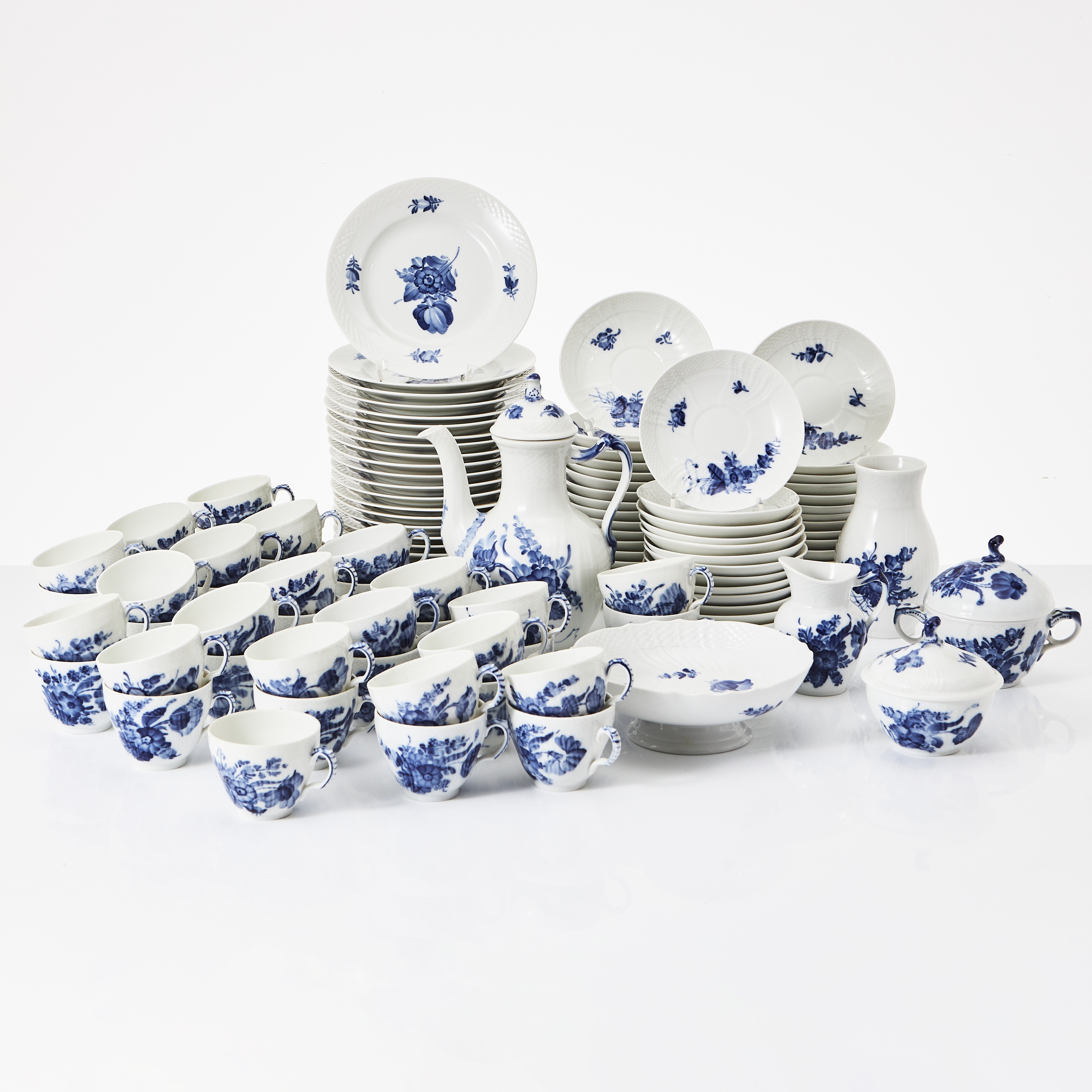 ROYAL COPENHAGEN, "Blå Blomst", 68 dlr., kaffeservis, porslin, Danmark, 1900-talets mitt.
