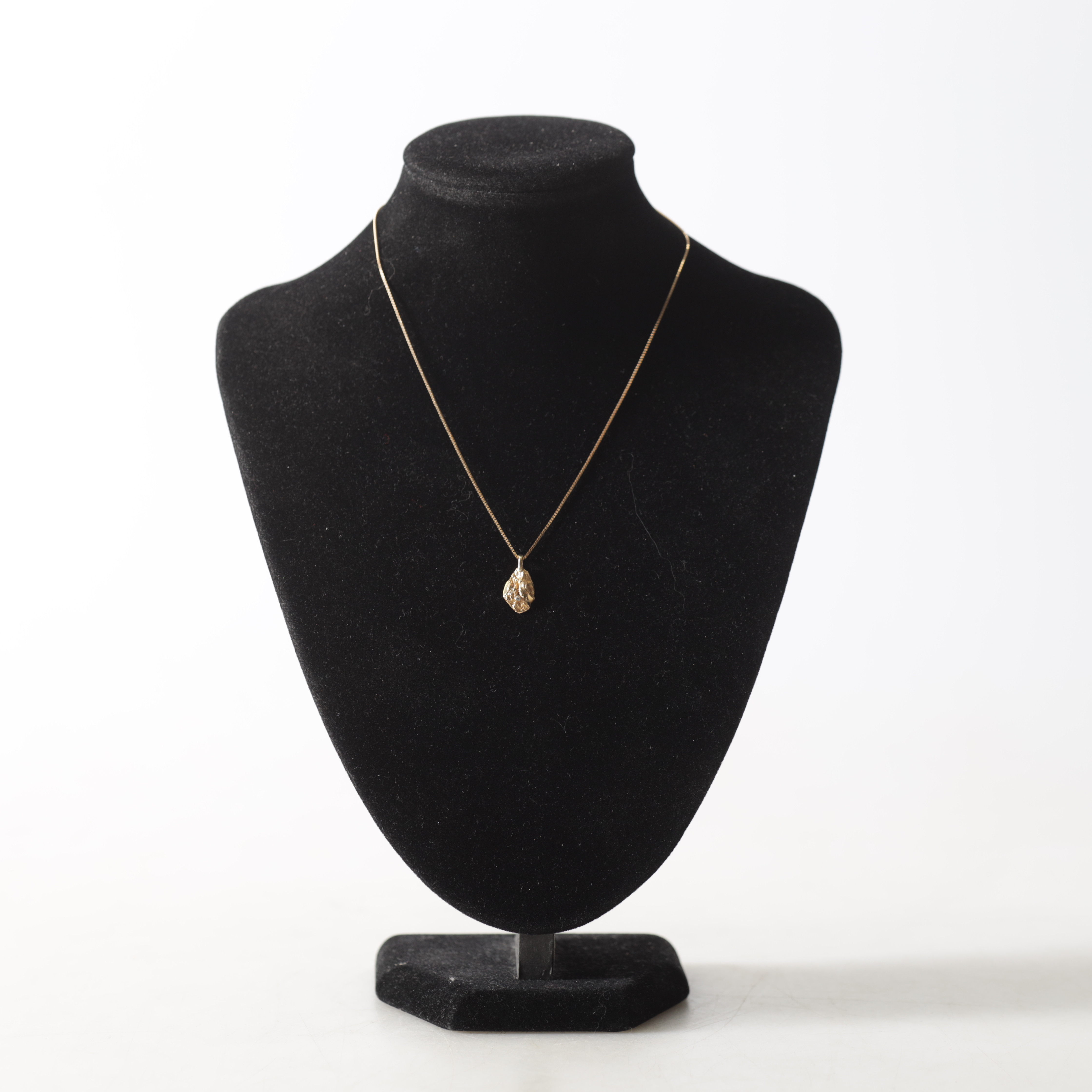 COLLIER, med hänge, 18K guld. Totalvikt ca 2,8 gram.