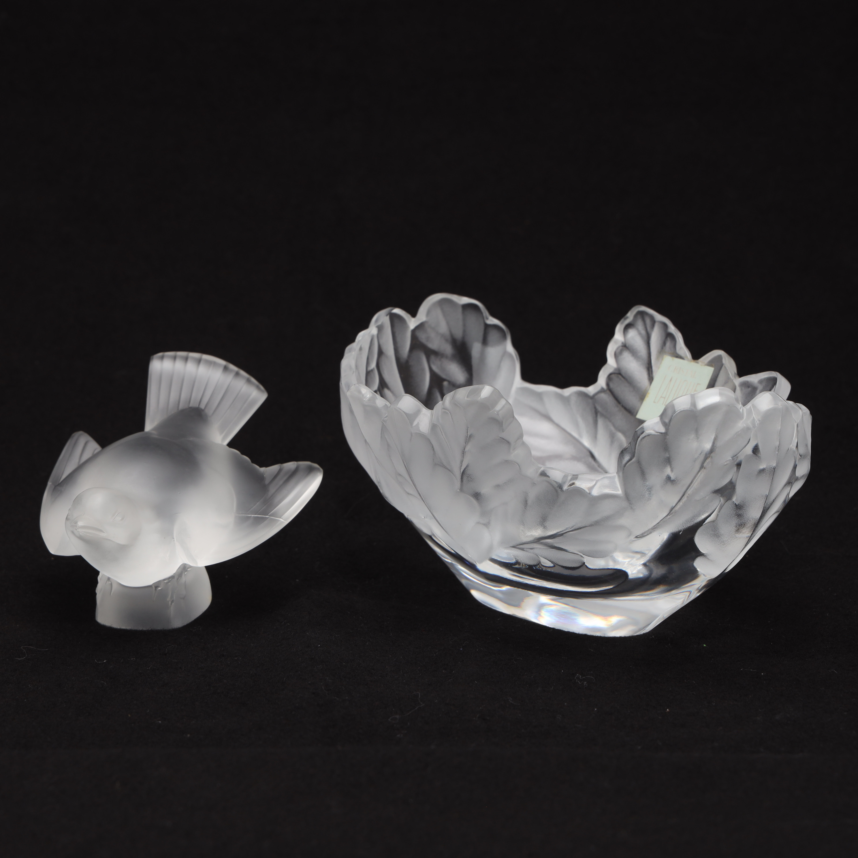LALIQUE. SKÅL samt FIGURIN, glas, 1900-talets andra hälft.