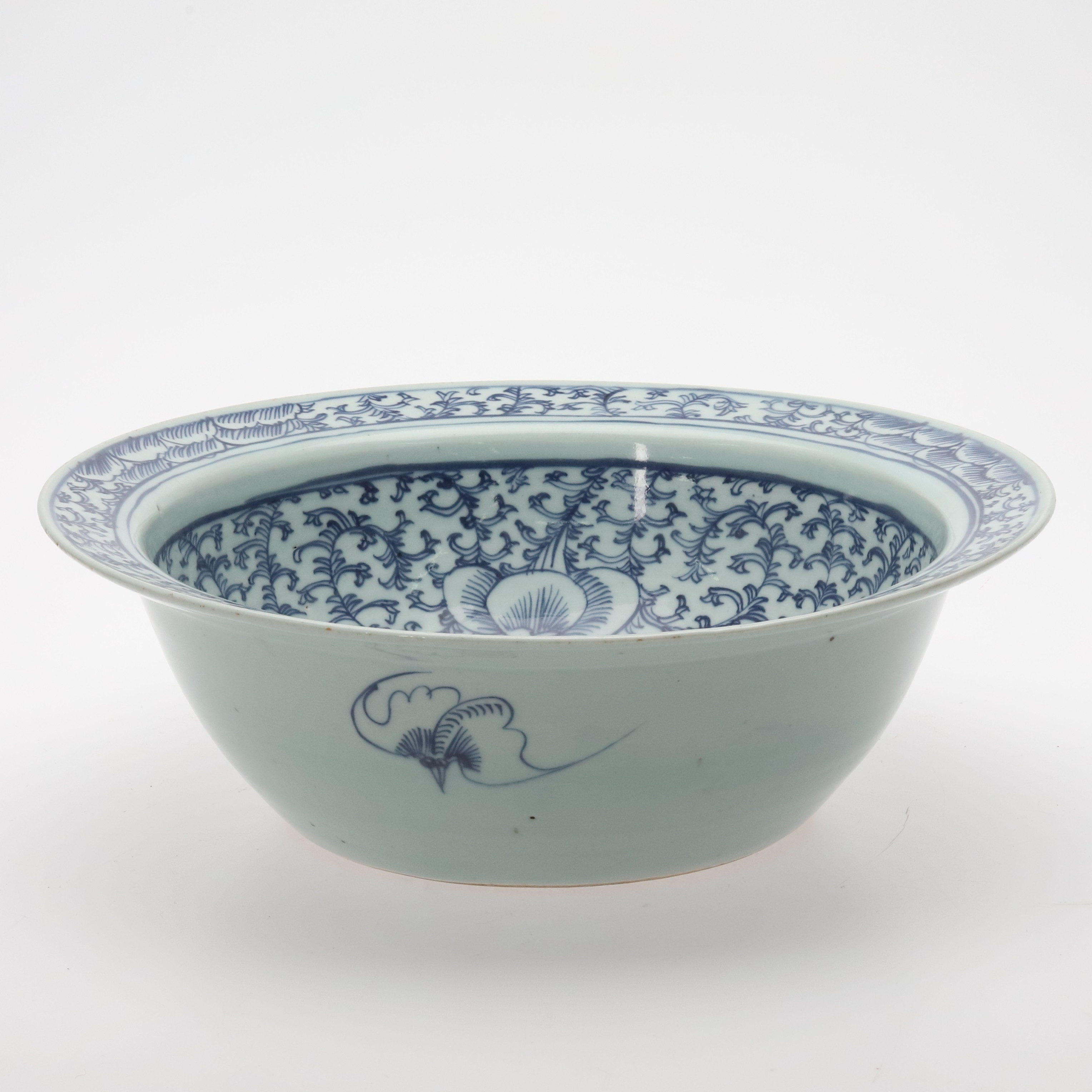 SKÅLFAT. Porslin, dekor av prunusblom och rankor, Kina, 1800-tal.