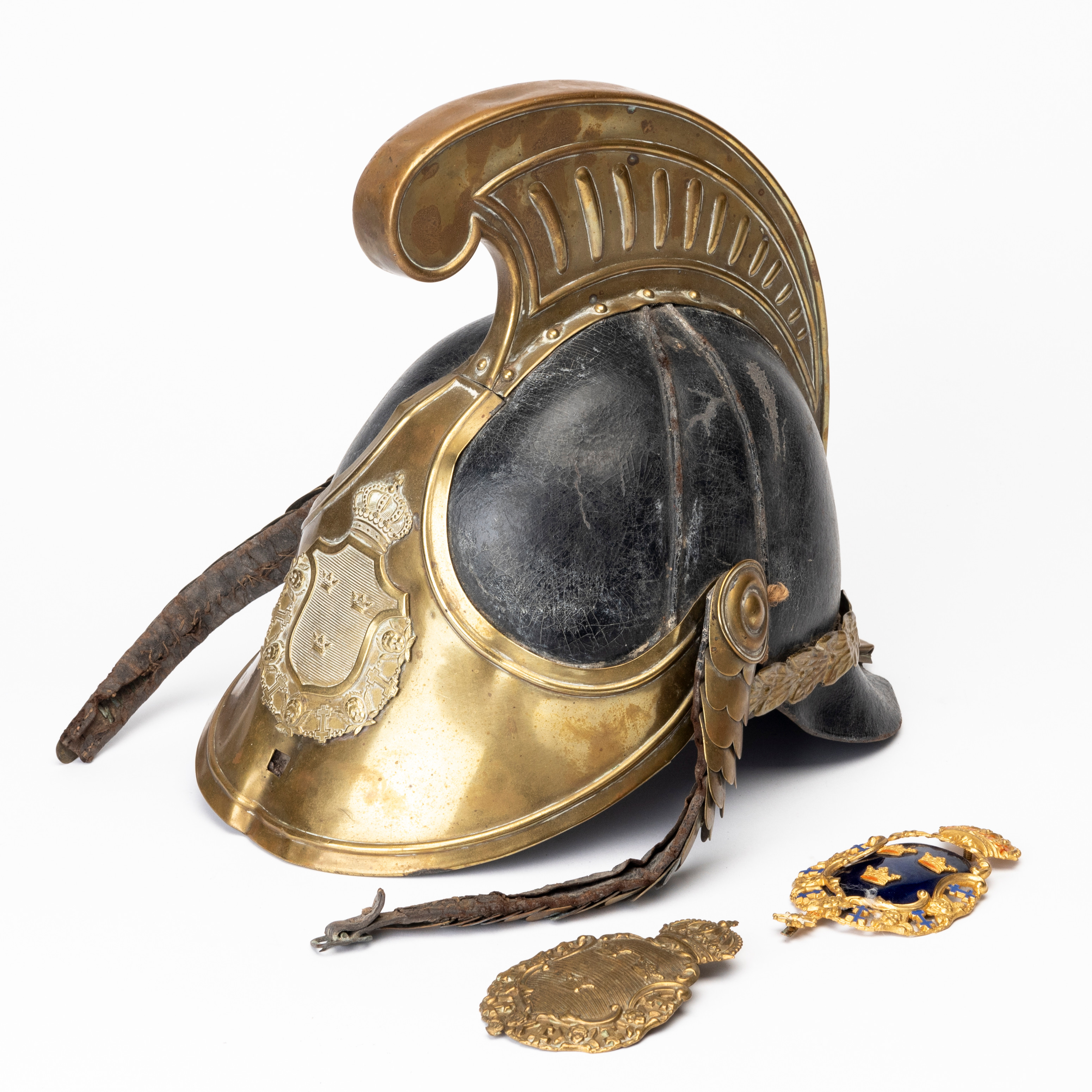 KASK, svensk, troligen m/1846, för Livregementets dragonkår + 2 lösa emblem, delvis emaljerat.
