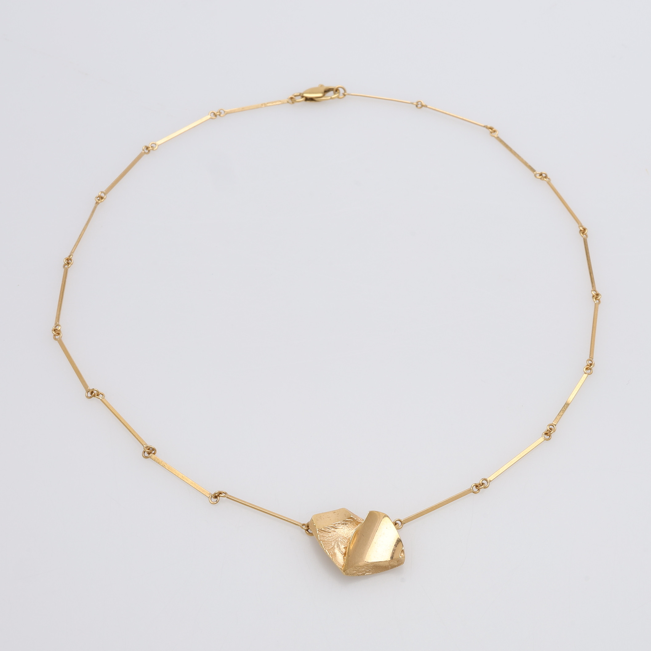 MATTI J. HYVÄRINEN. COLLIER MED HÄNGE, 18K GULD, VIKT CA 10 GRAM.