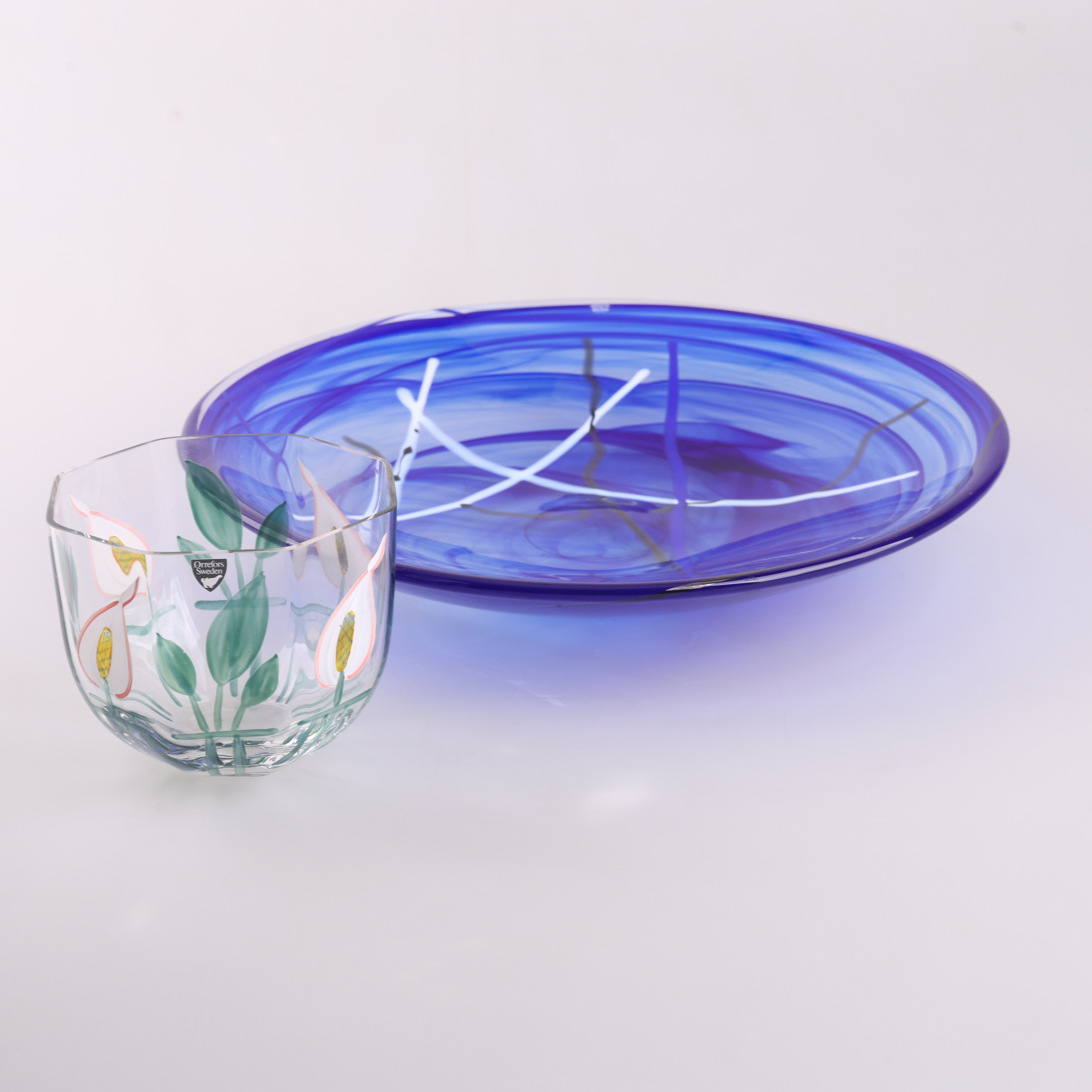 KONSTGLAS, Fat av Anna Ehrner/Kosta Boda, skål av Eva Englund/Orrefors.