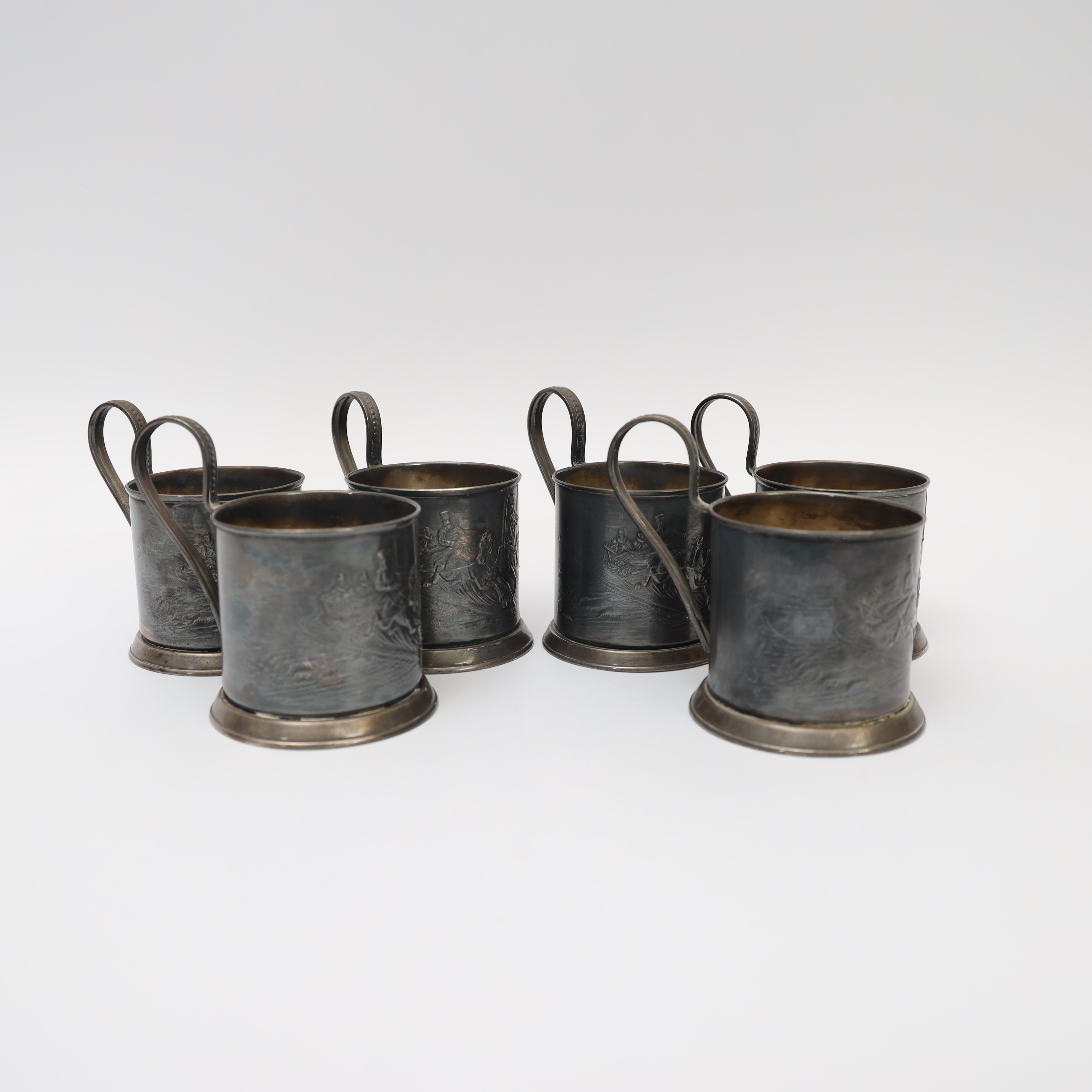 TEGLASHÅLLARE, nysilver, 1900-talets första hälft, reliefdekor med trojka.