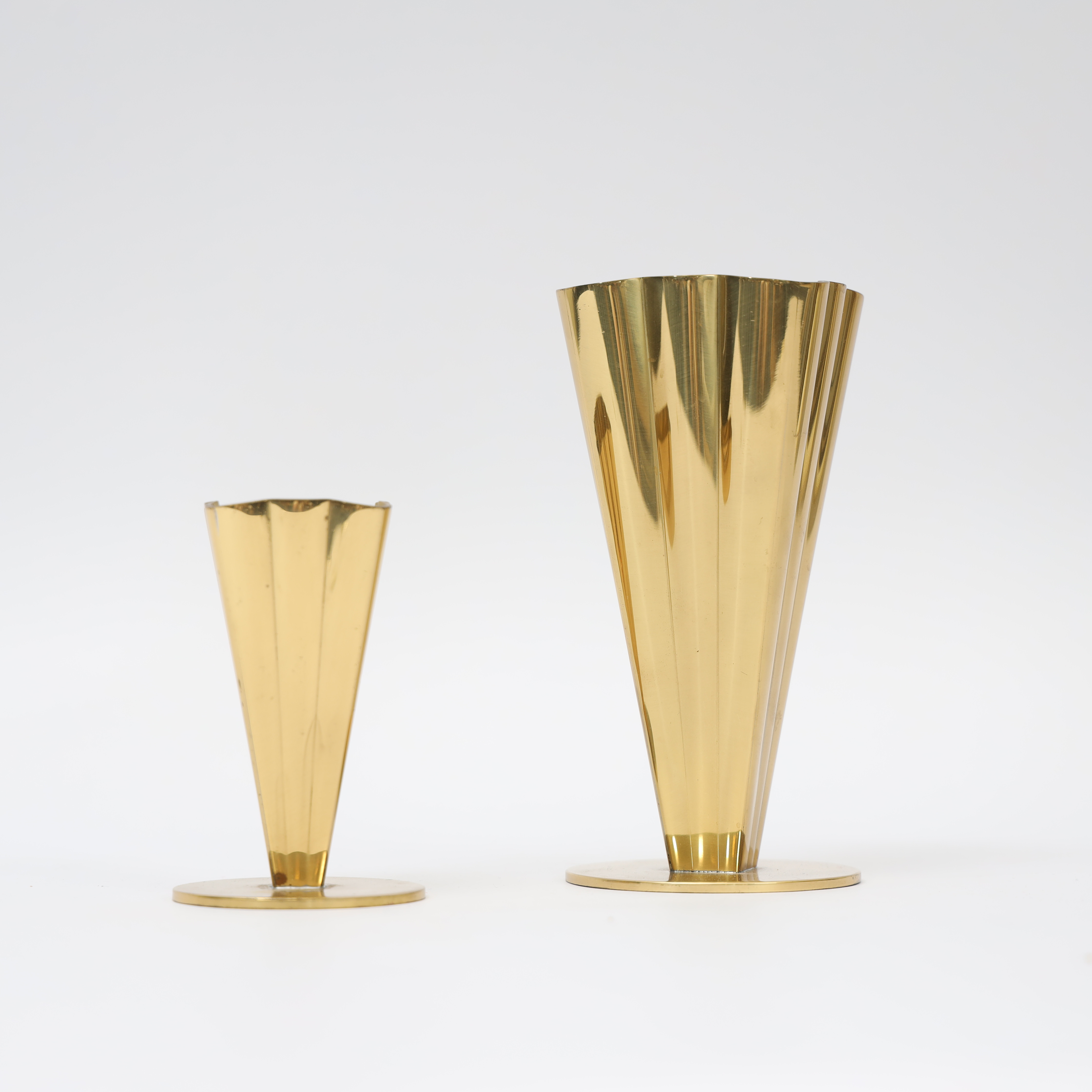 GUNNAR ANDERBERG. Vaser, 2st, mässing, med konturerade mynningar , stämplade.