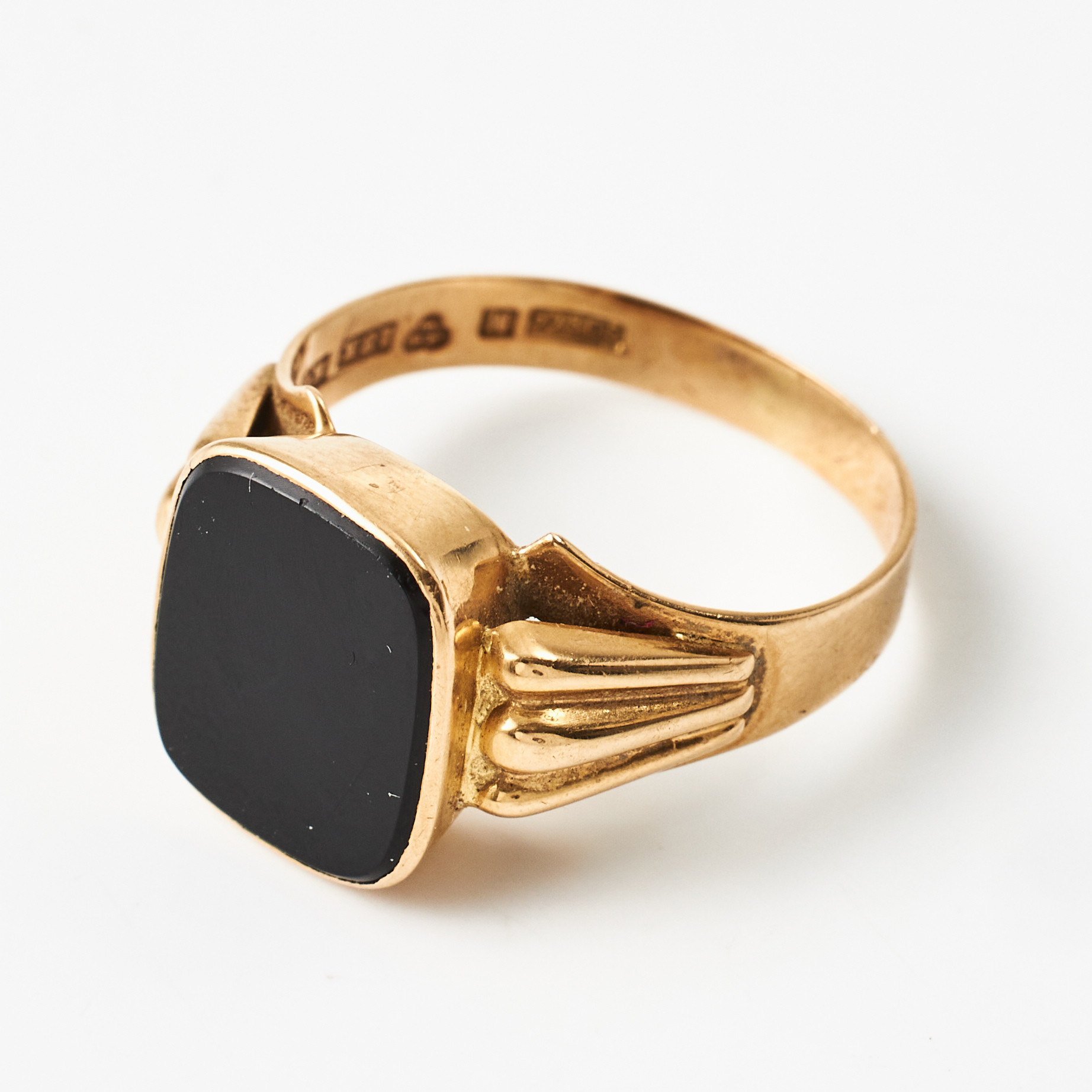 KLACKRING, 18 k guld, planslipad onyx, godronnerad sidodekor, Gustaf Dahlgren & Co, Malmö 1960.