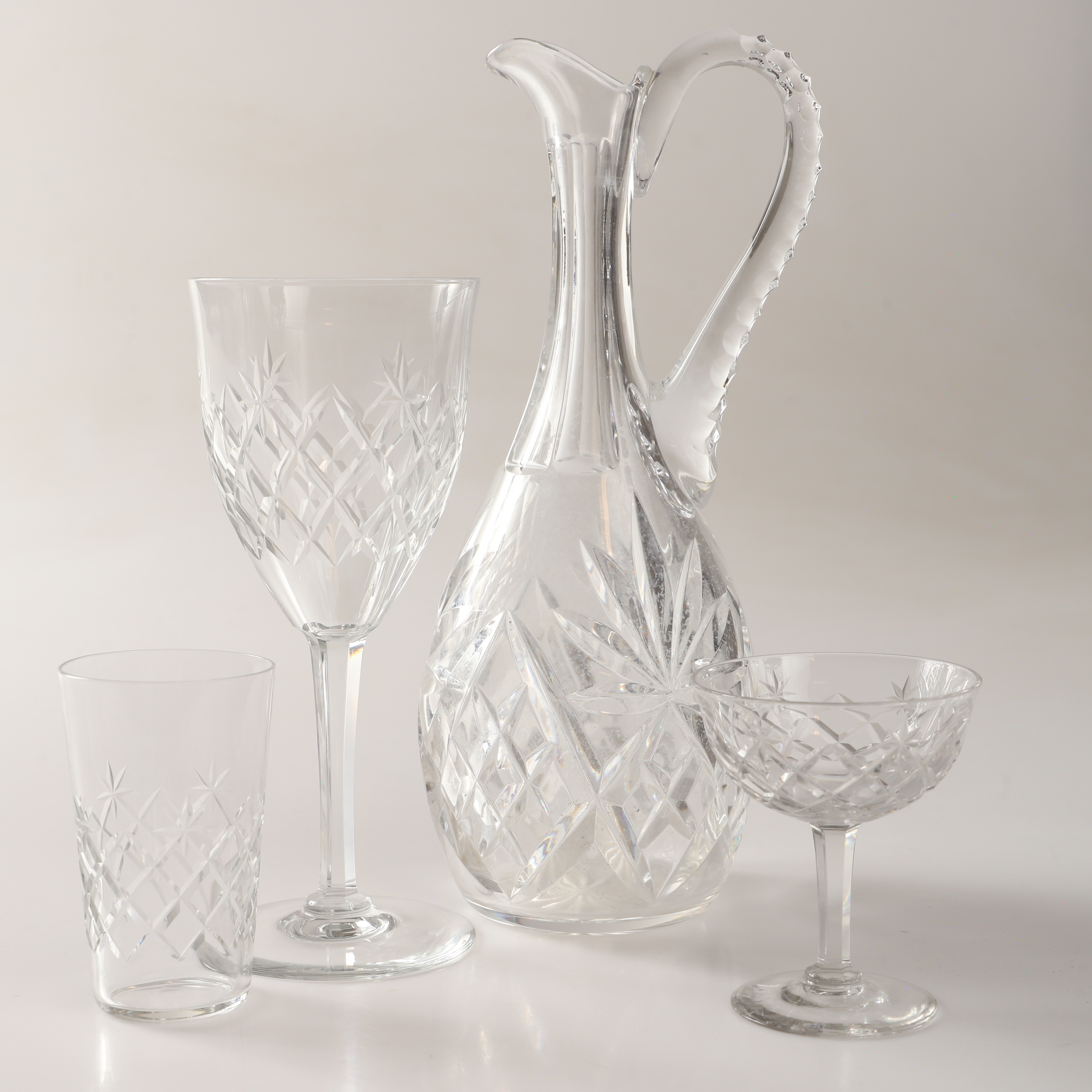GLASSERVIS, 29 delar, med rutslipad dekor, 1900-tal.