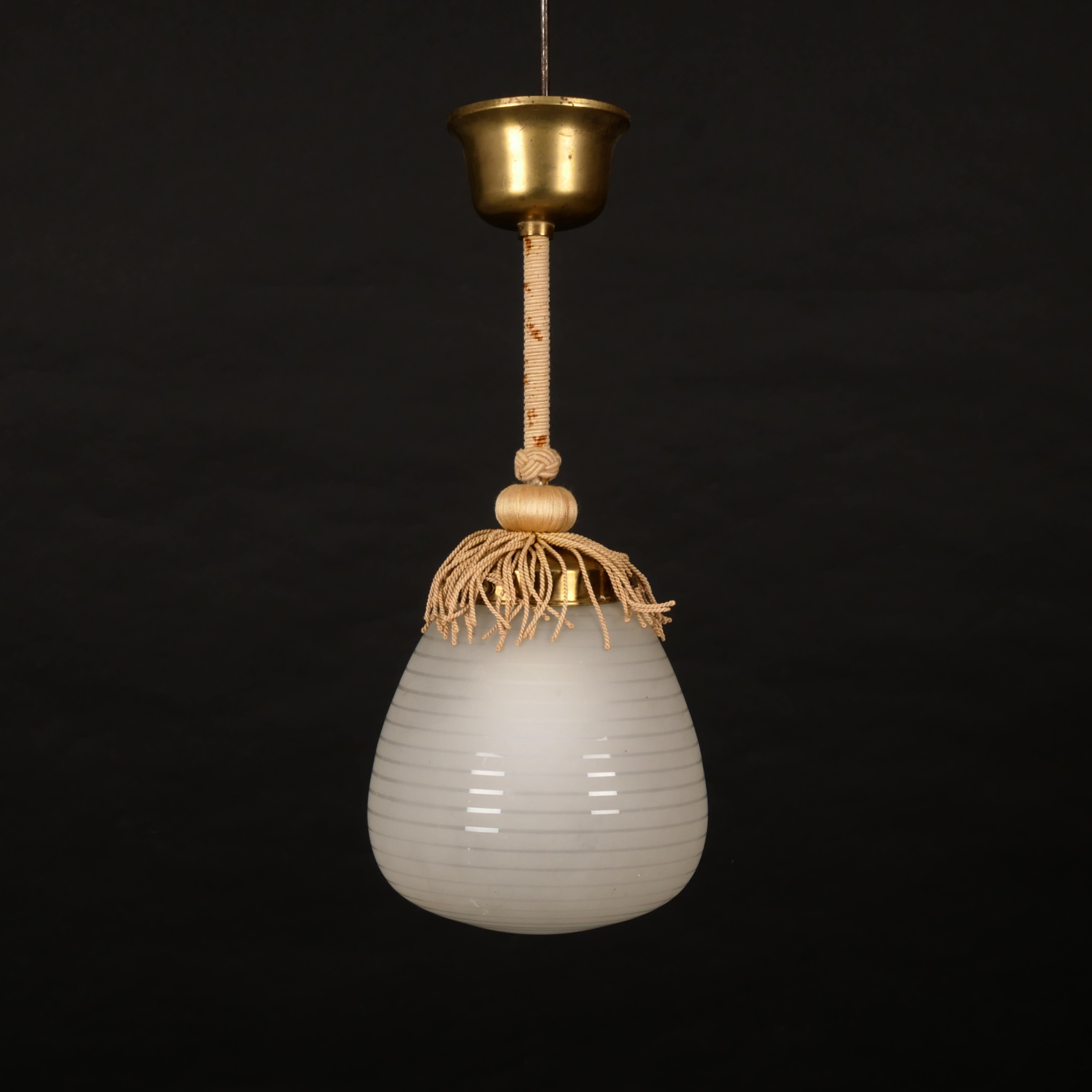 TAKLAMPA, glaskupa och snörlindad pendel, Swedish Modern, 1940-tal.