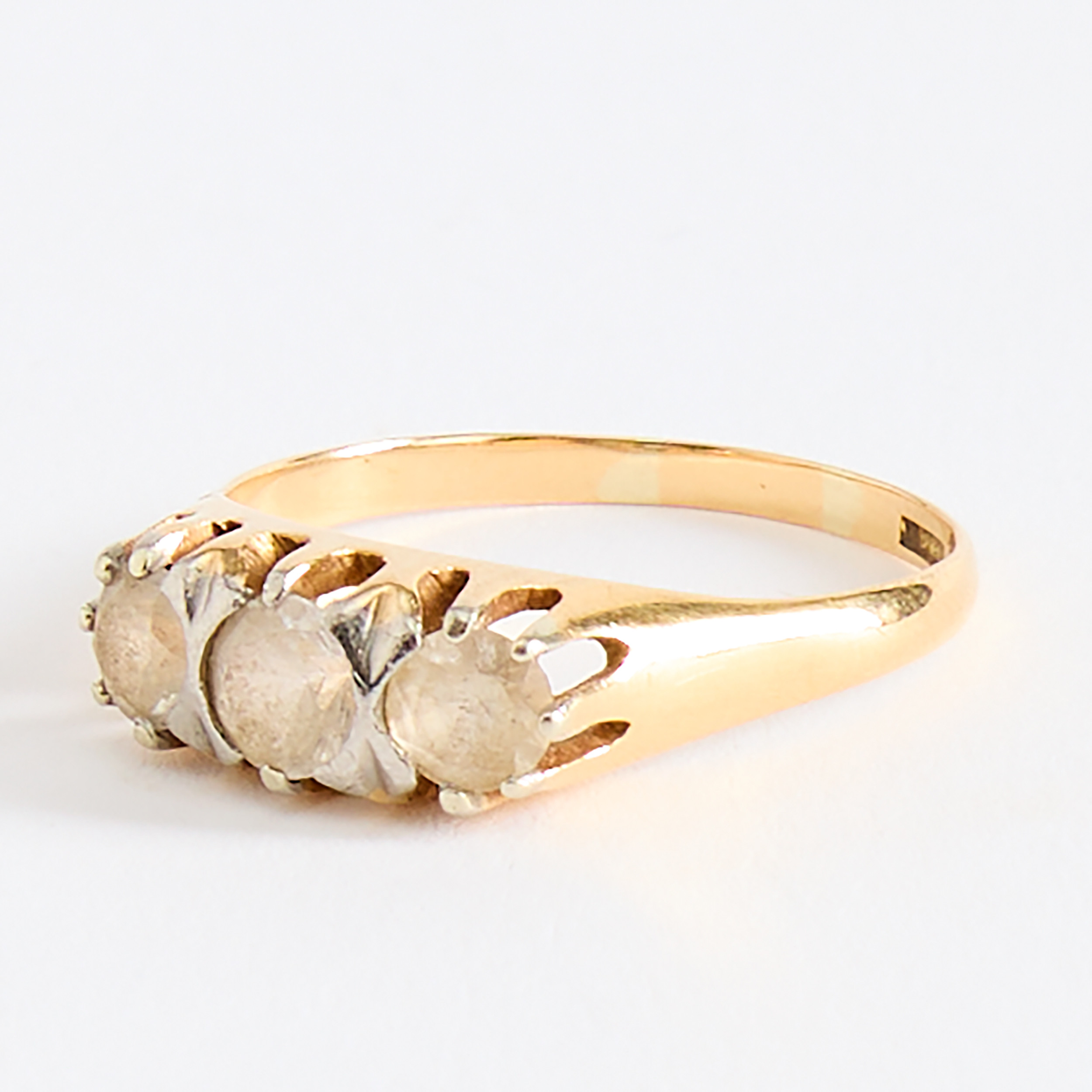 RING, guld 18K, tre vita syntetiska stenar, Malmö 1962.