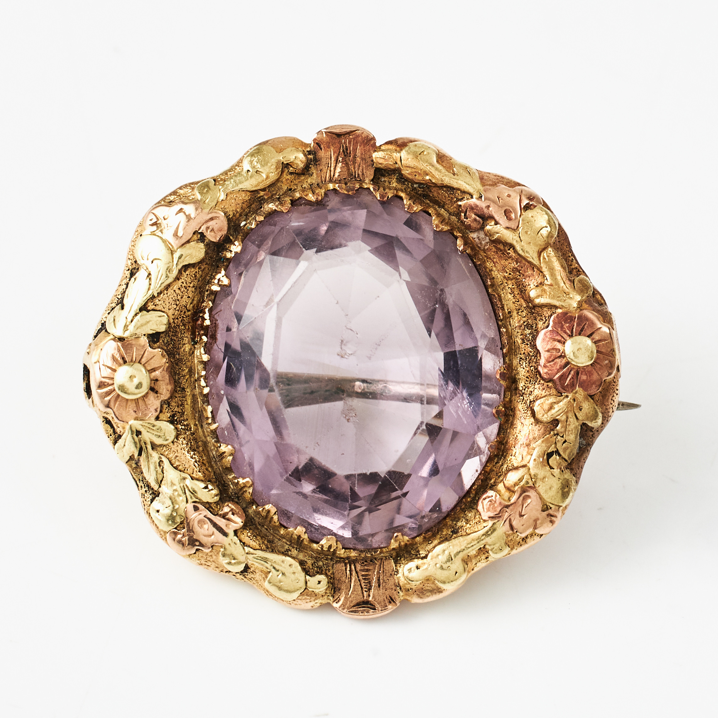 BROSCH, 18 k tvåfärgat guld, s.k. deux couleurs, blom-och bladdekor, oval fasettslipad ljuslila ametist.