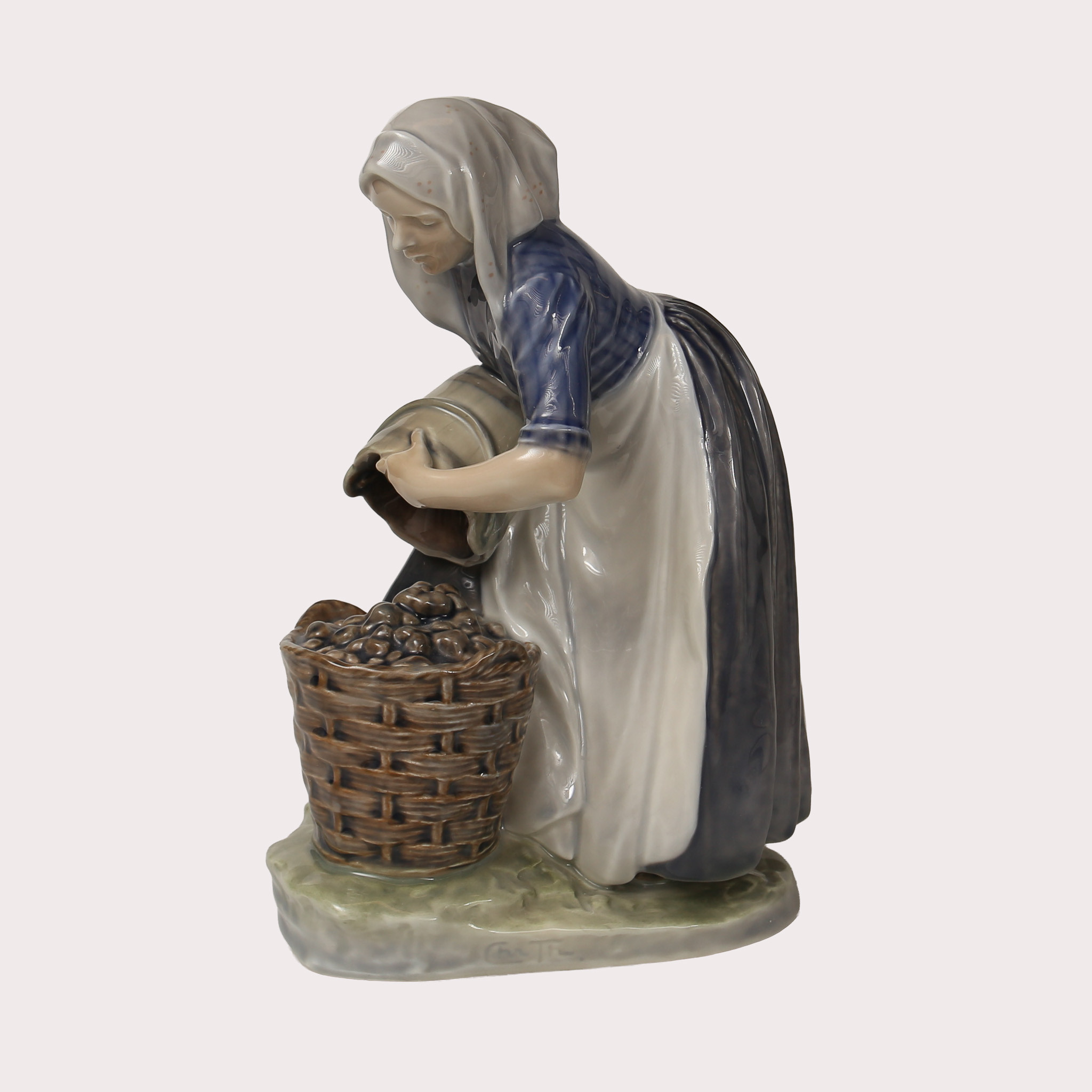 CHRISTIAN THOMSEN. FIGURIN, "OSTRONPLOCKERSKA" ROYAL COPENHAGEN, NR 1549.