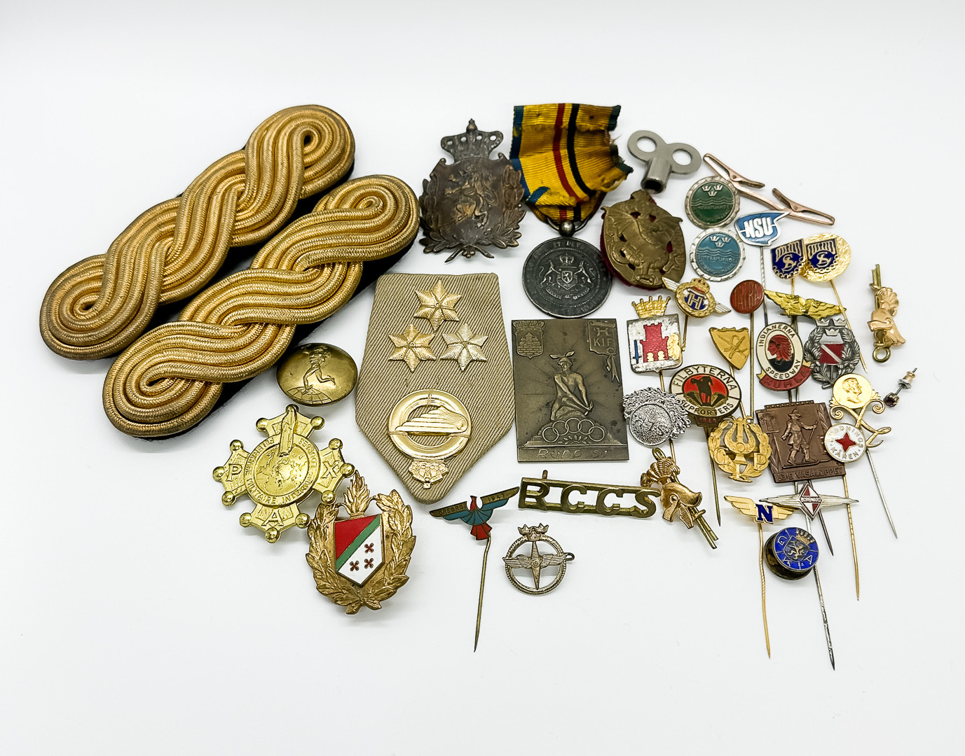 Parti. Pins, medaljer mm.