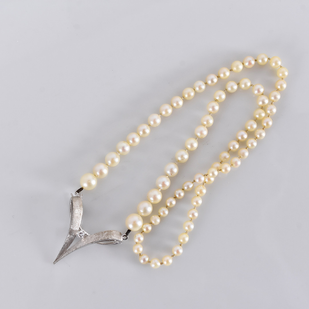 COLLIER, odlade sötvattenspärlor, lås i 18 karat vitguld med diamant, JKa.