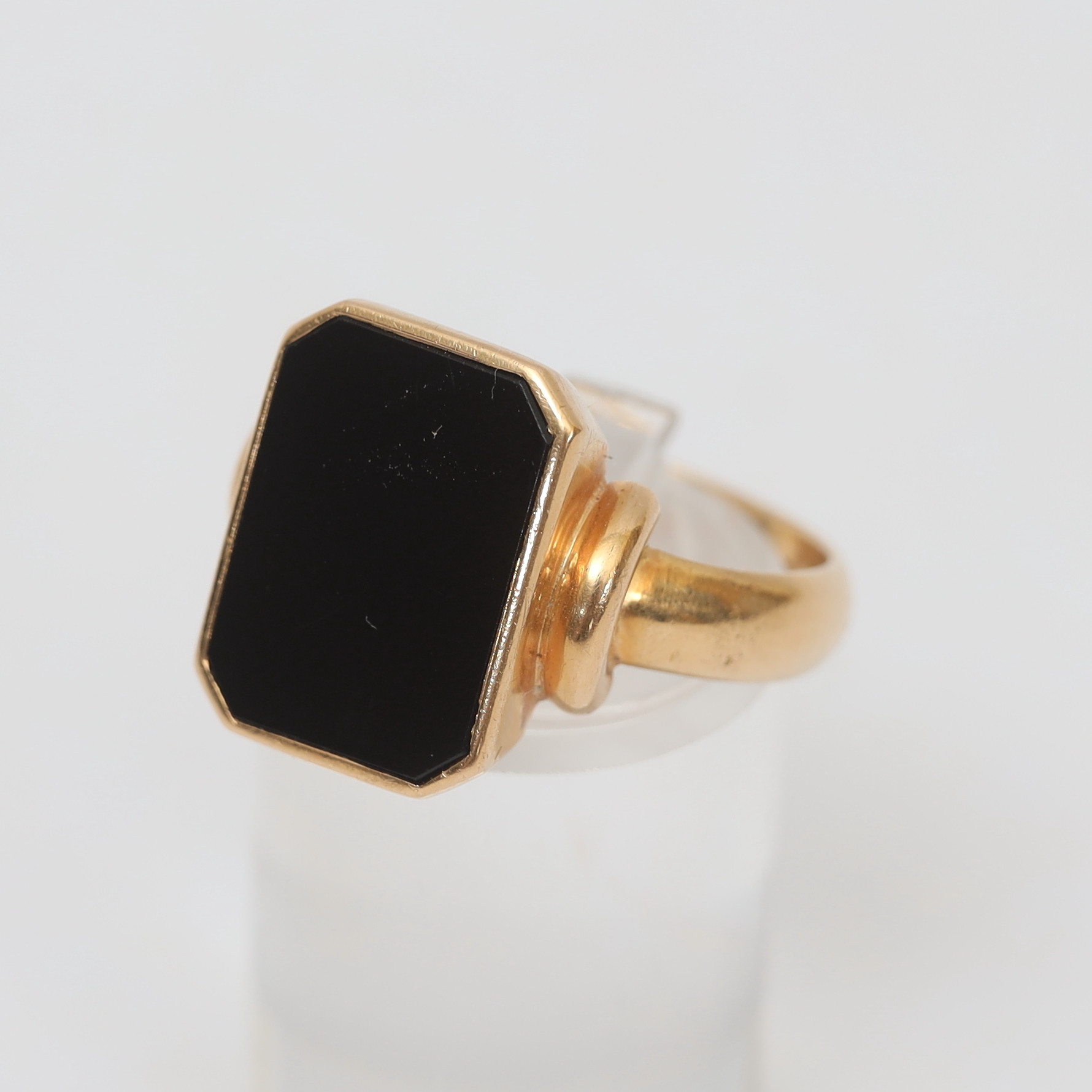 KLACKRING, 18k, guld, 1960, med infattad svart sten.