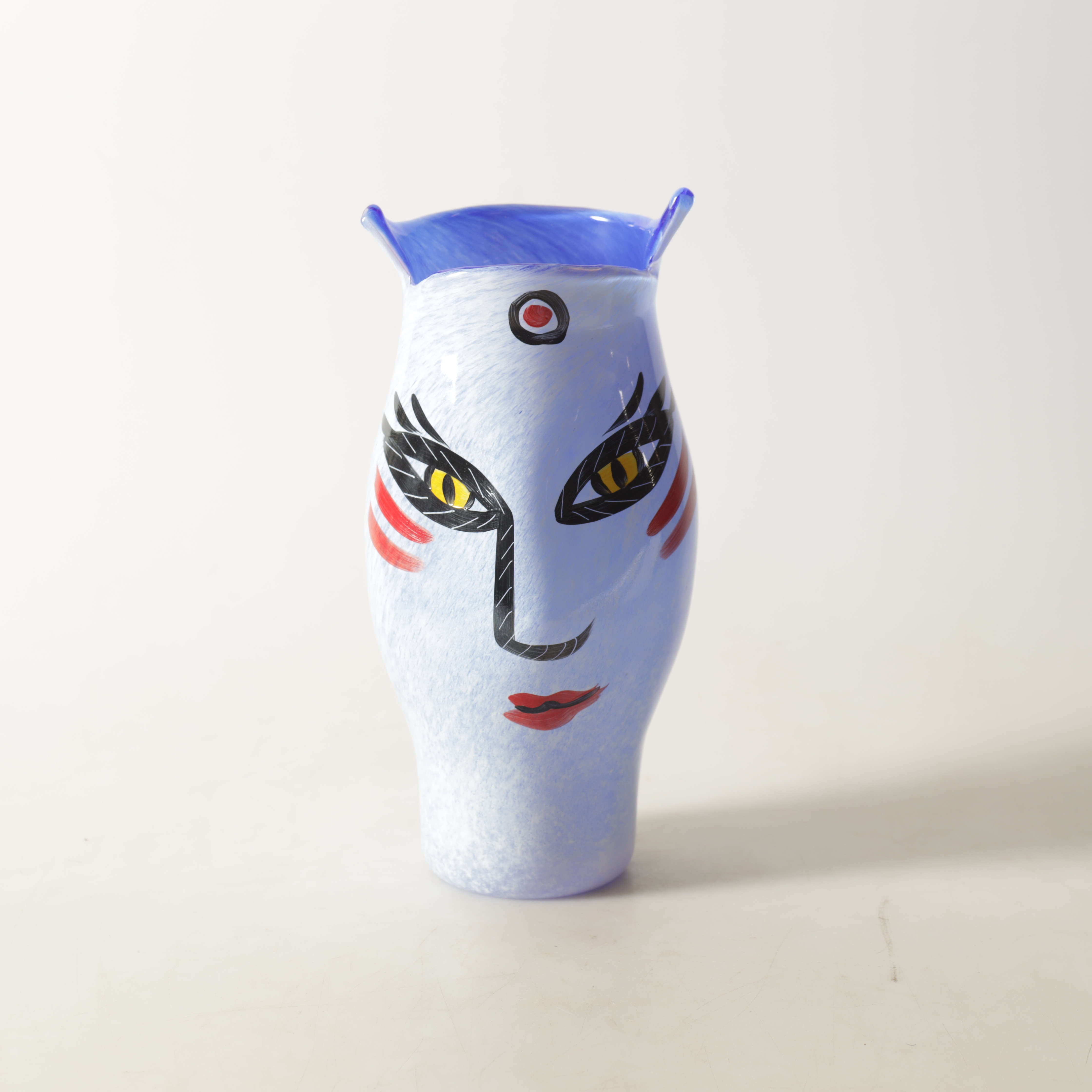 ULRICA HYDMAN-VALLIEN. Vas, glas, "Open Minds", Kosta Boda, signerad.