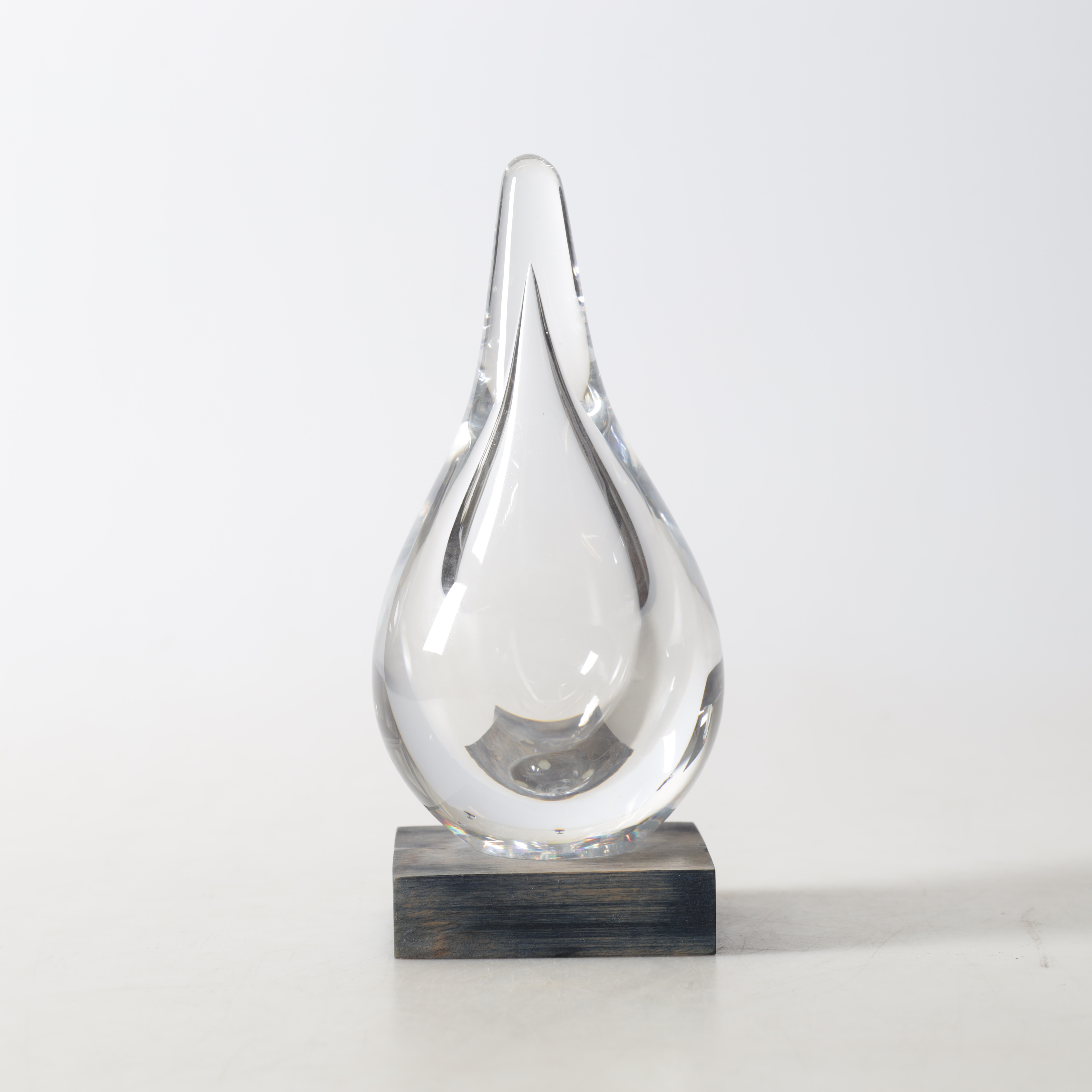 JAN JOHANSSON. Skulptur, glas, "Droppen", Orrefors för Unicef, signerad.