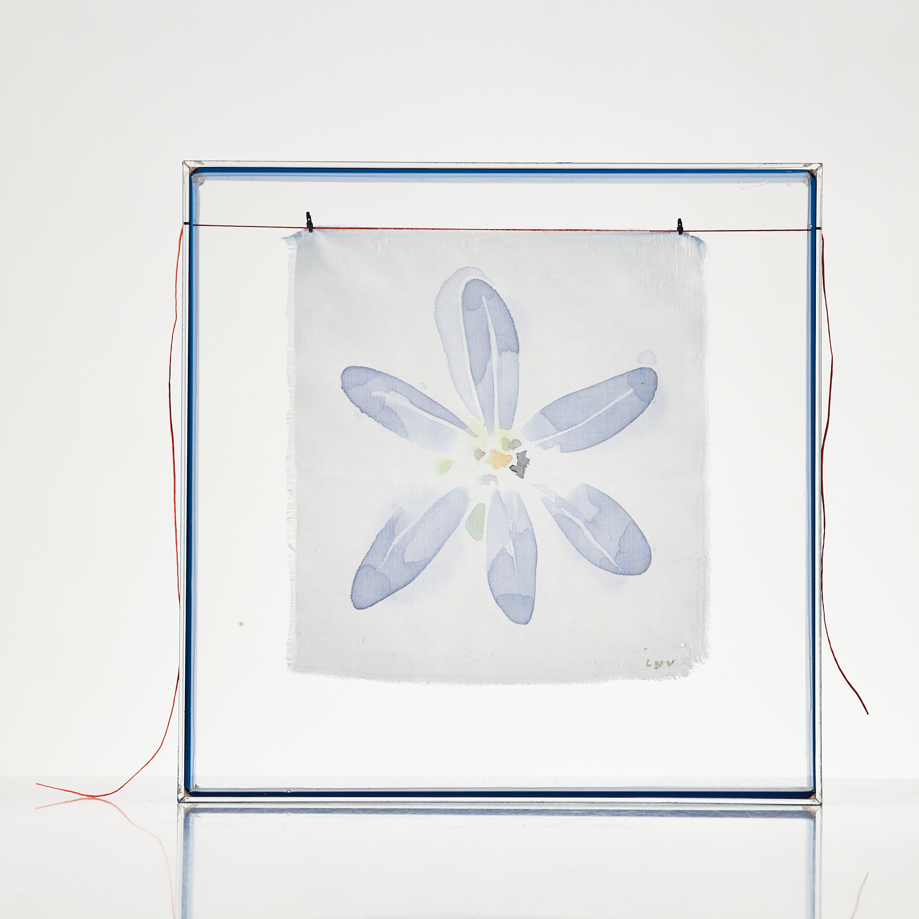 LOTTE NILSSON-VÄLIMAA (FÖDD 1960). "Ljusblå blomma", bemålat sidentyg monterat i plexibox, monogramsignerad.