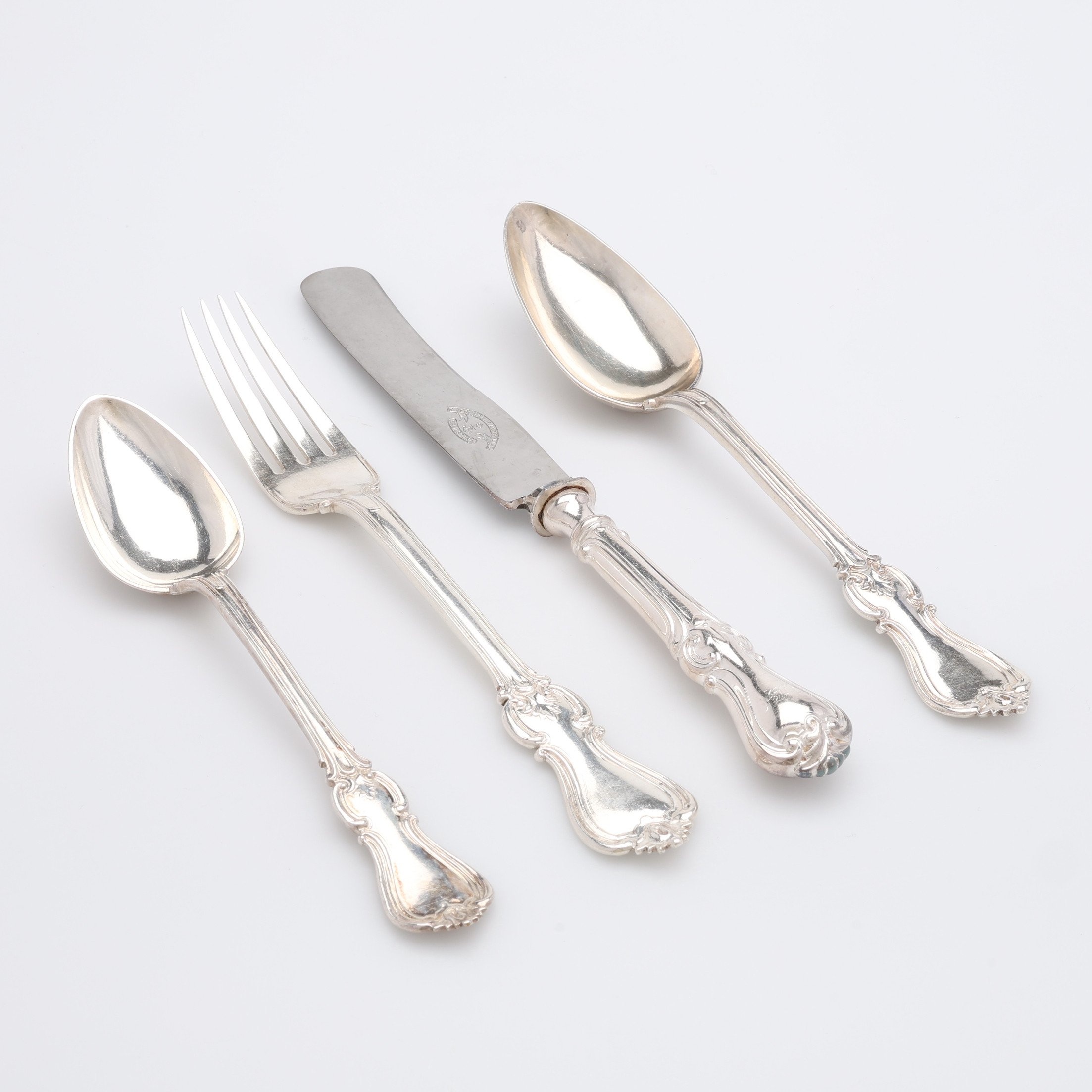 GUSTAF THEODOR FOLCKER, BESTICKUPPSÄTTNING, SILVER, 48 DELAR, modell Olga, Stockholm 1850/60-tal, vikt utan knivar med stålblad 2798 g.