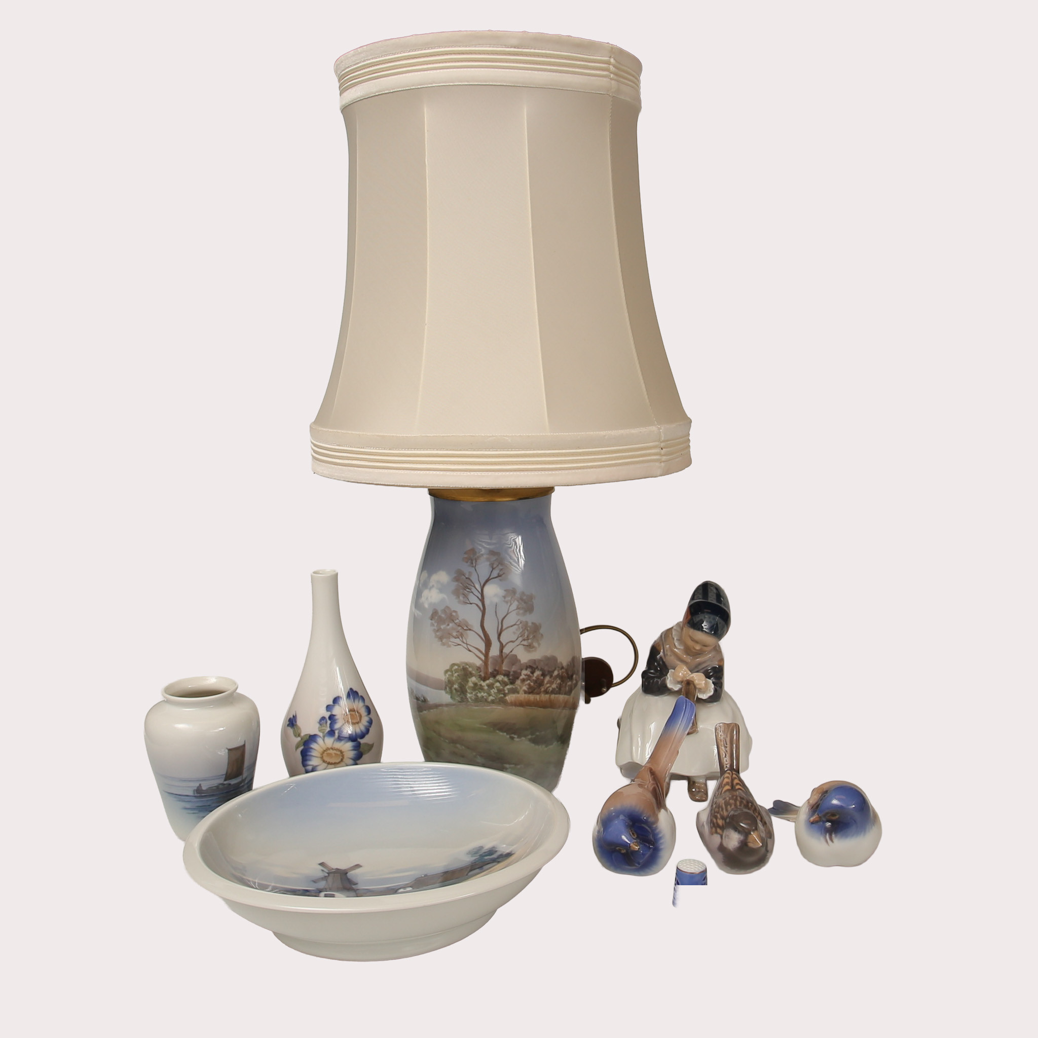 FIGURINER, BORDSLAMPA, VASER OCH SKÅL, porslin, Danmark, 8 delar.
