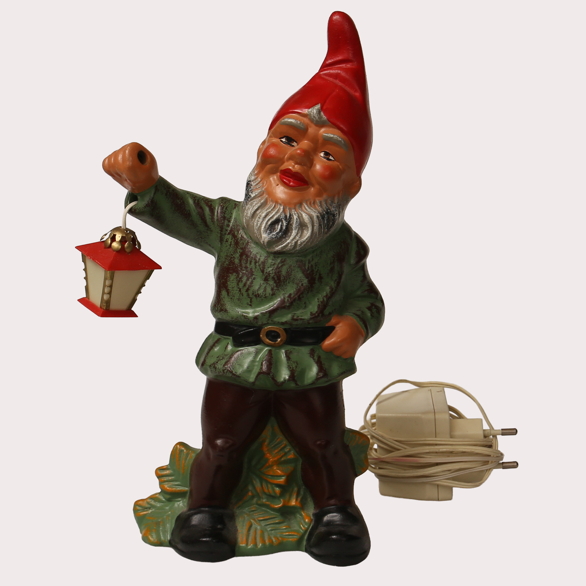 TOMTE MED LYKTA I HANDEN, keramik, polykromt måleri. elbelysning med transformator. Tyskland, 1900-talets sista fjärdedel.