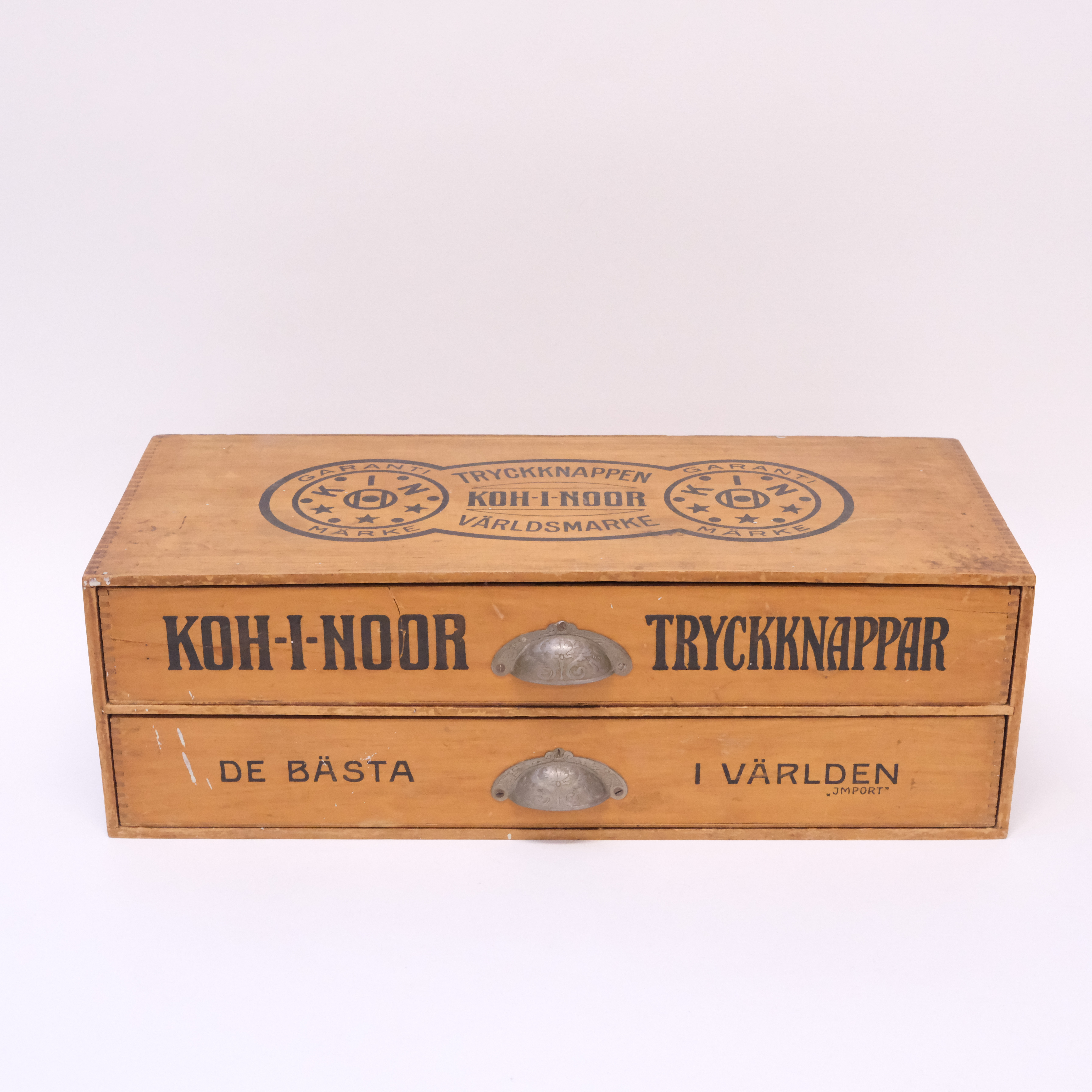 BUTIKSASK FÖR TRYCKKNAPPEN "KOH-I-NOR", OMKRING 1900.