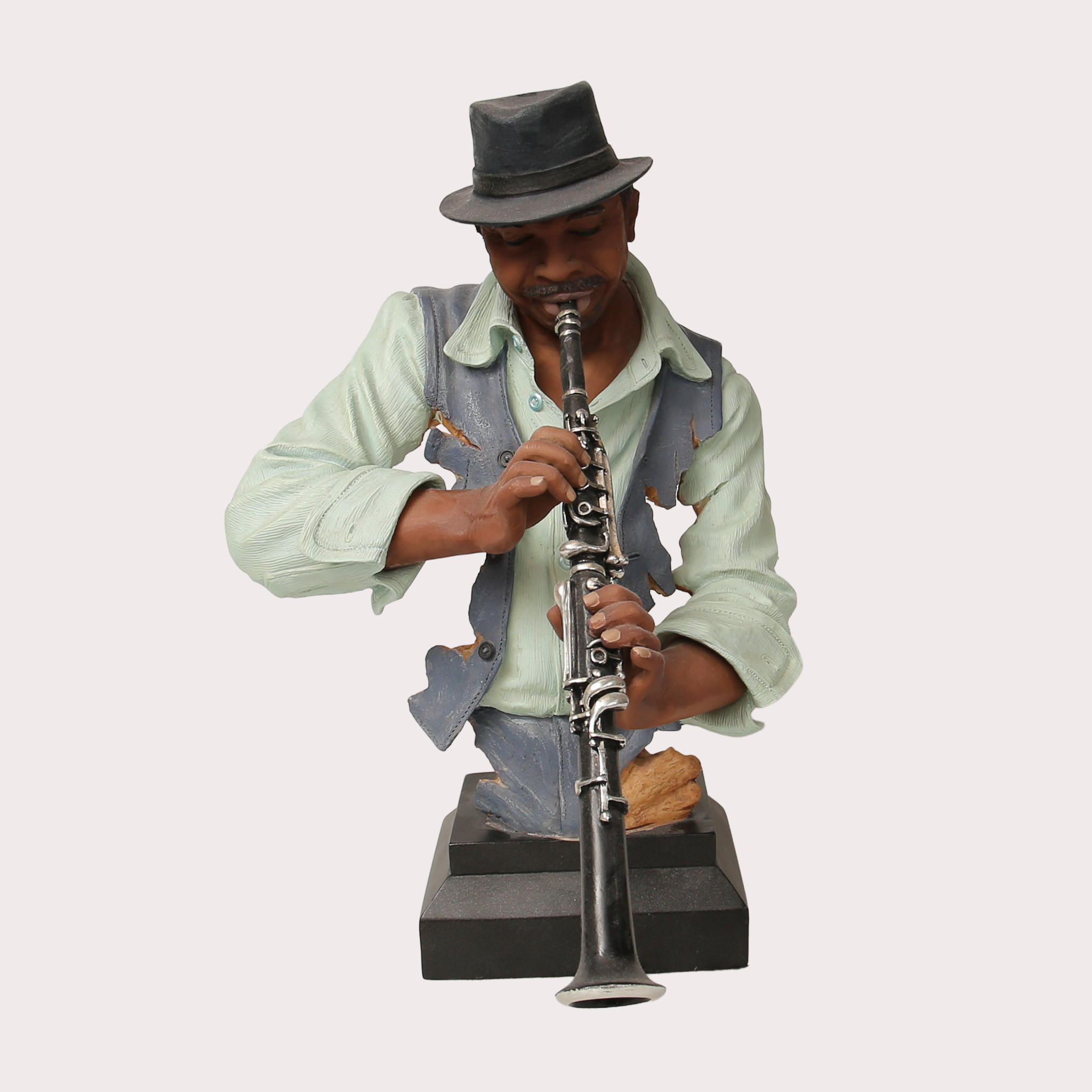SKULPTUR, i form av en jazzmusiker som spelar klarinett, konstmassa med bemålning.
