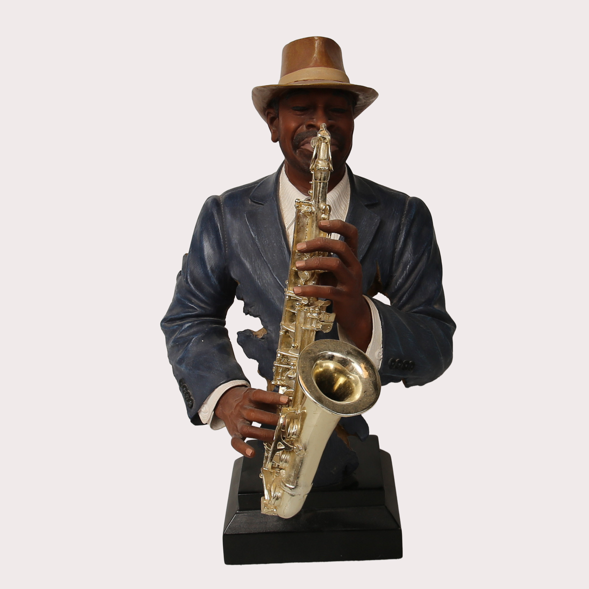 SKULPTUR, i form av en jazzmusiker som spelar saxofon, konstmassa med bemålning.