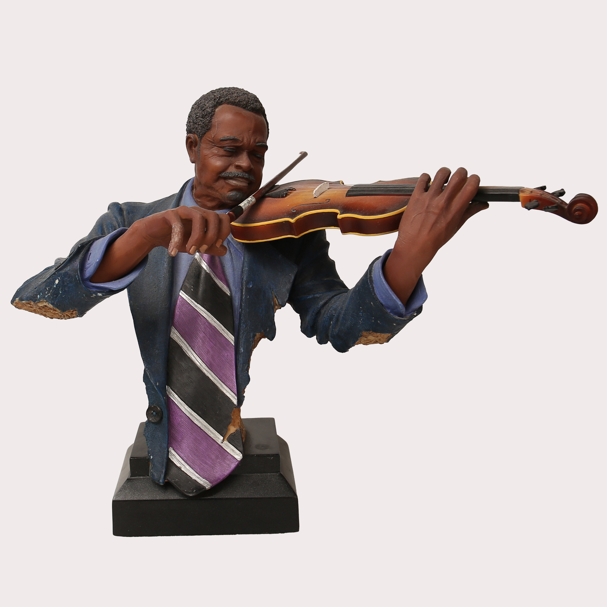 SKULPTUR, i form av en jazzmusiker som spelar violin, konstmassa med bemålning.