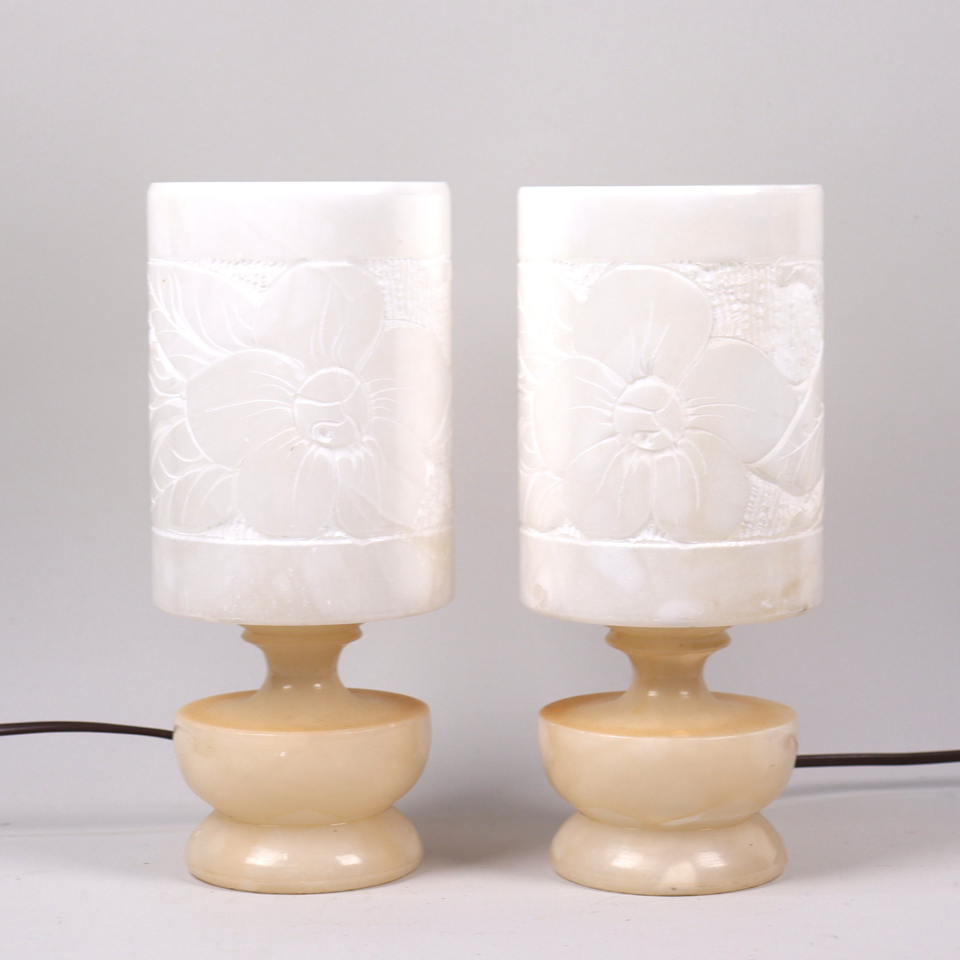 BORDSLAMPOR, alabaster, 1900-talets senare hälft, 1 par.