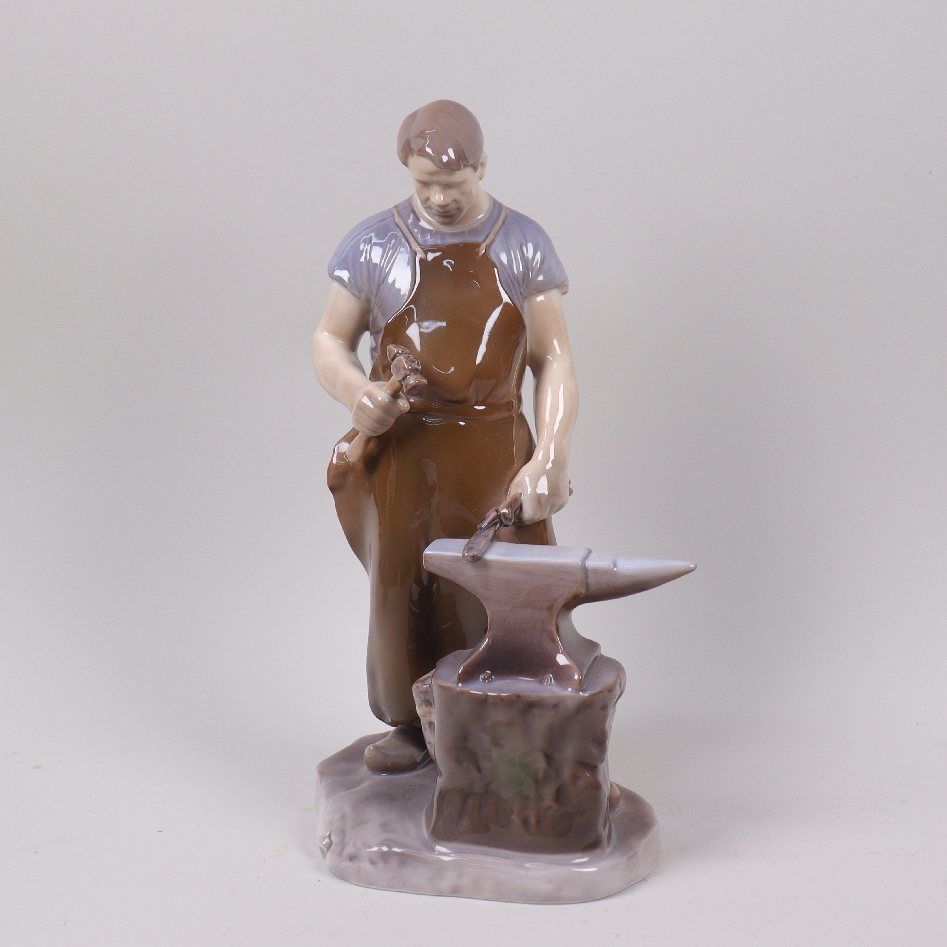 AXEL LOCHER. för Bing & Gröndahl, Danmark, figurin #2225, Smed.