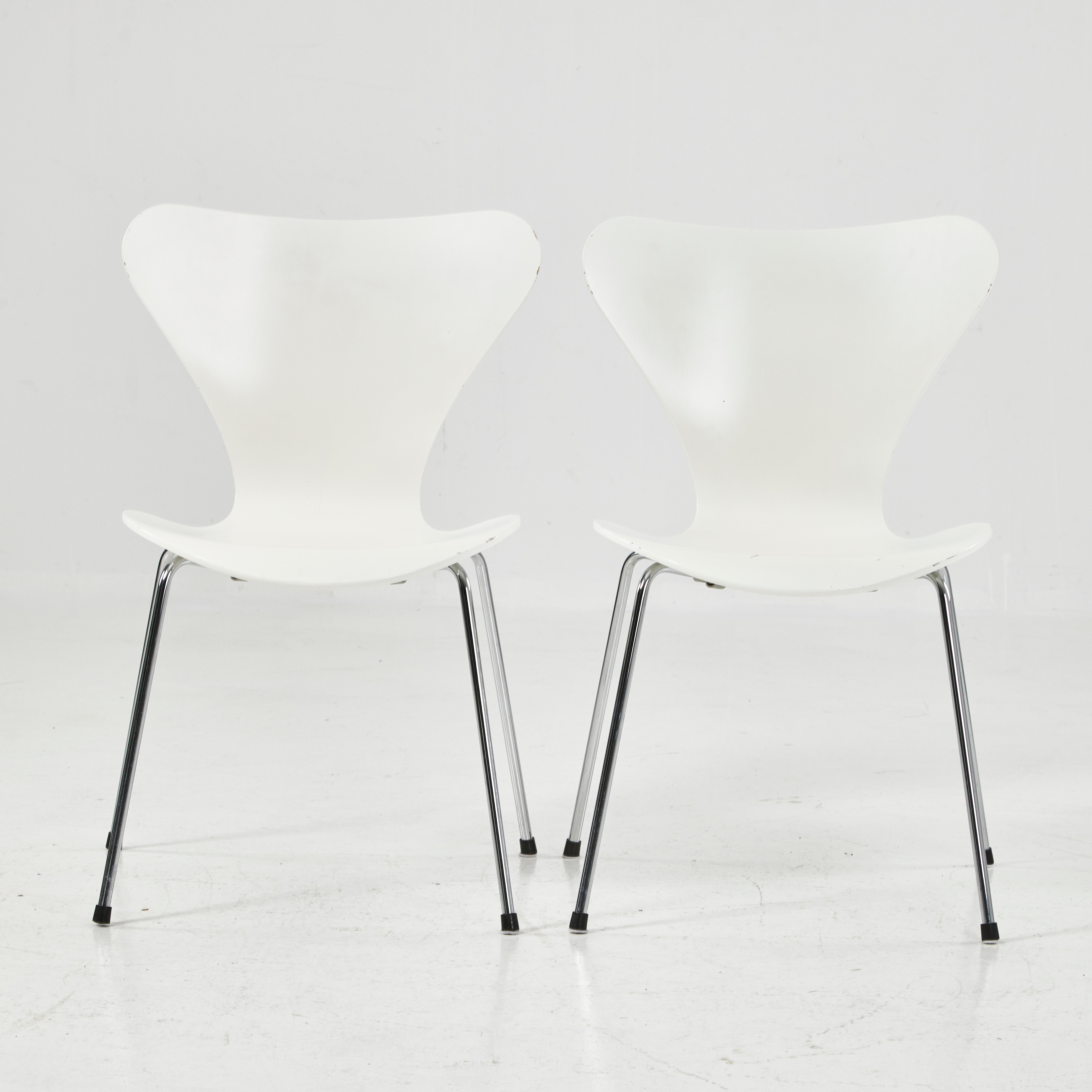 ARNE JACOBSEN. "Sjuan", stolar, 1 par, Fritz Hansen, Danmark 1995, vitlackerade sitsar, förkromat stål.