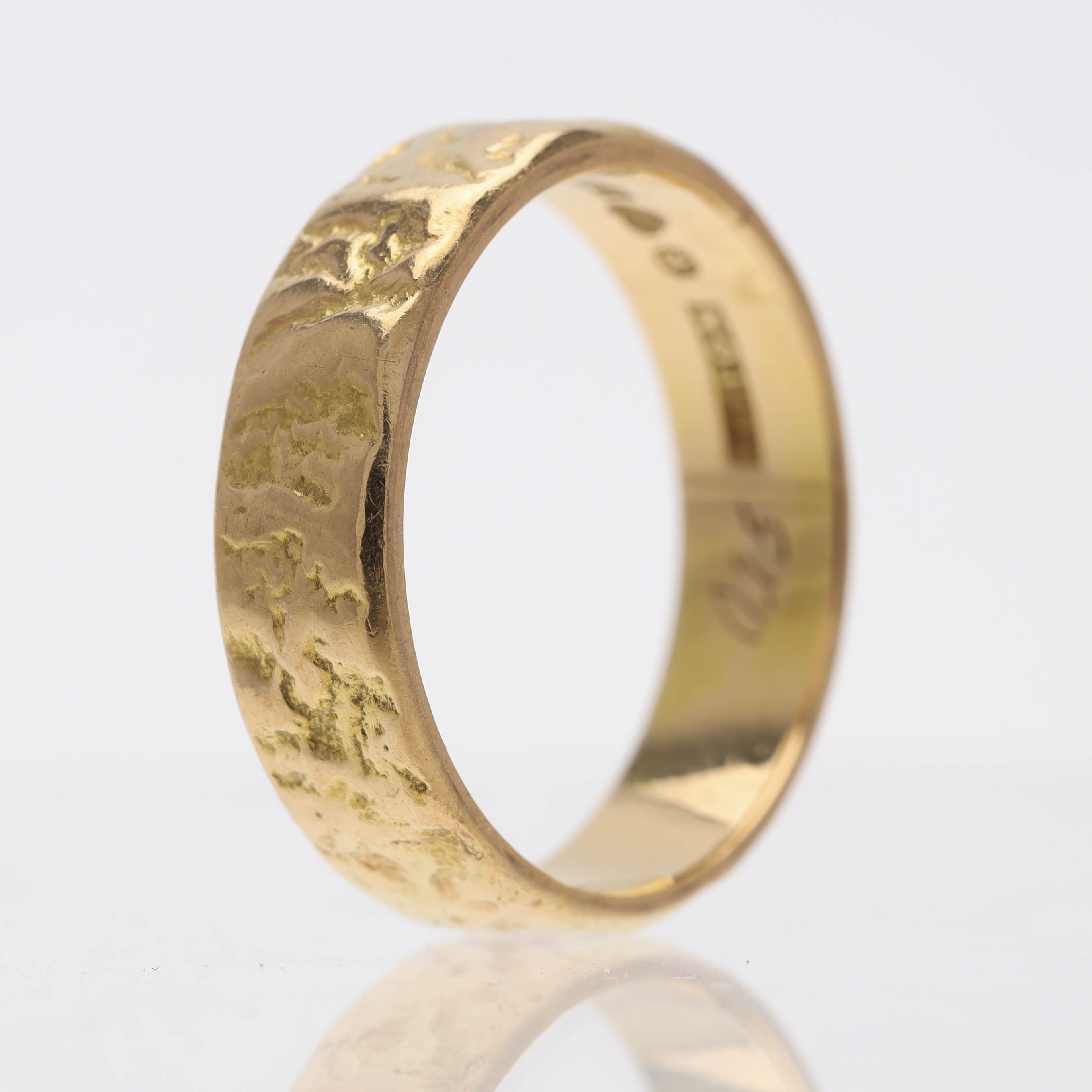 RING, 18 k guld, strukturerad yta, Alton, Falköping 1970.
