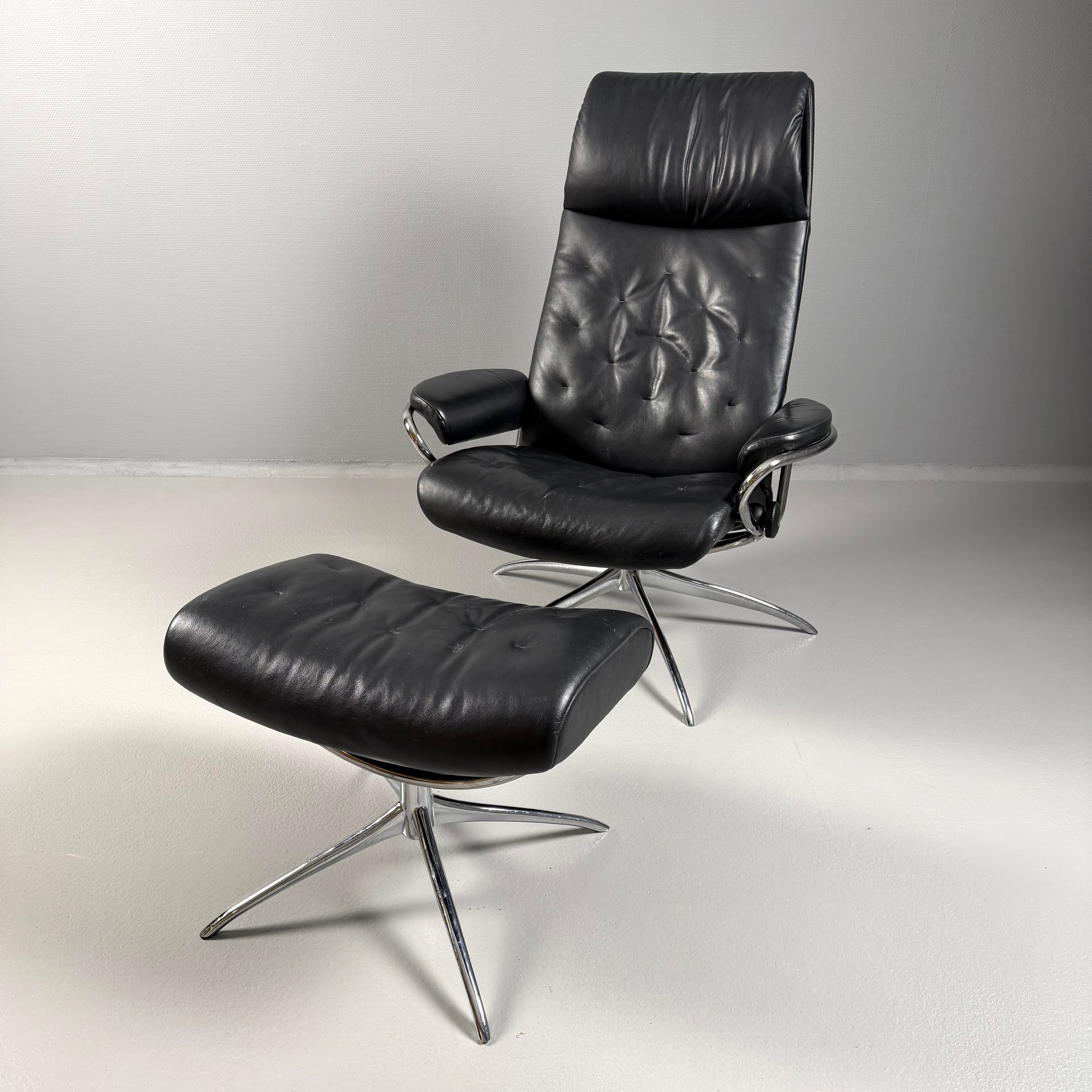 STRESSLESS, "Metro", fåtölj med fotpall, samtida, Ekornes Norge, svart klädsel i läder, förkromad benställning.