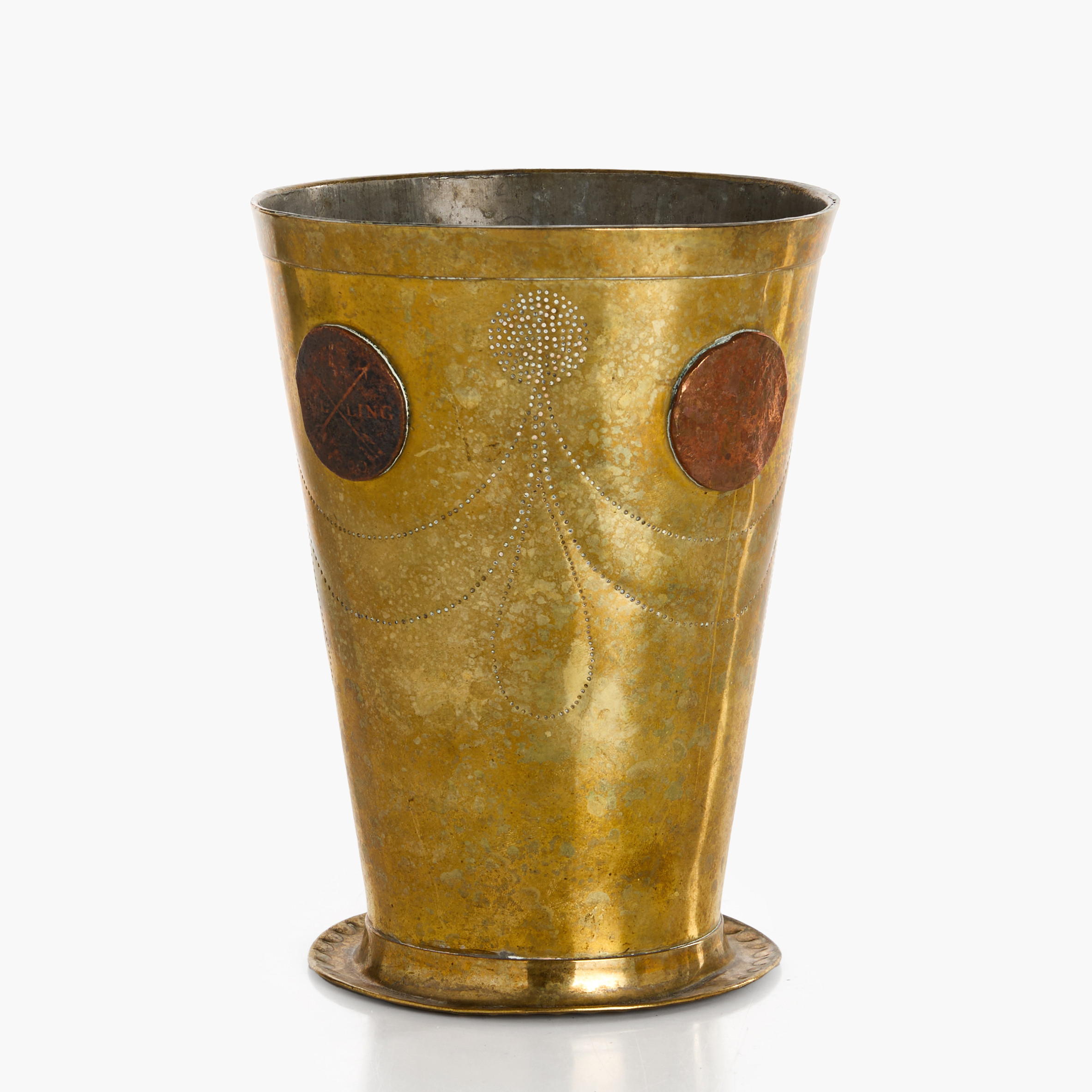 BÄGARE, mässing, tidigt 1900-tal, signerad S.A. Barockstil, infällda kopparmynt från 1700-talets.