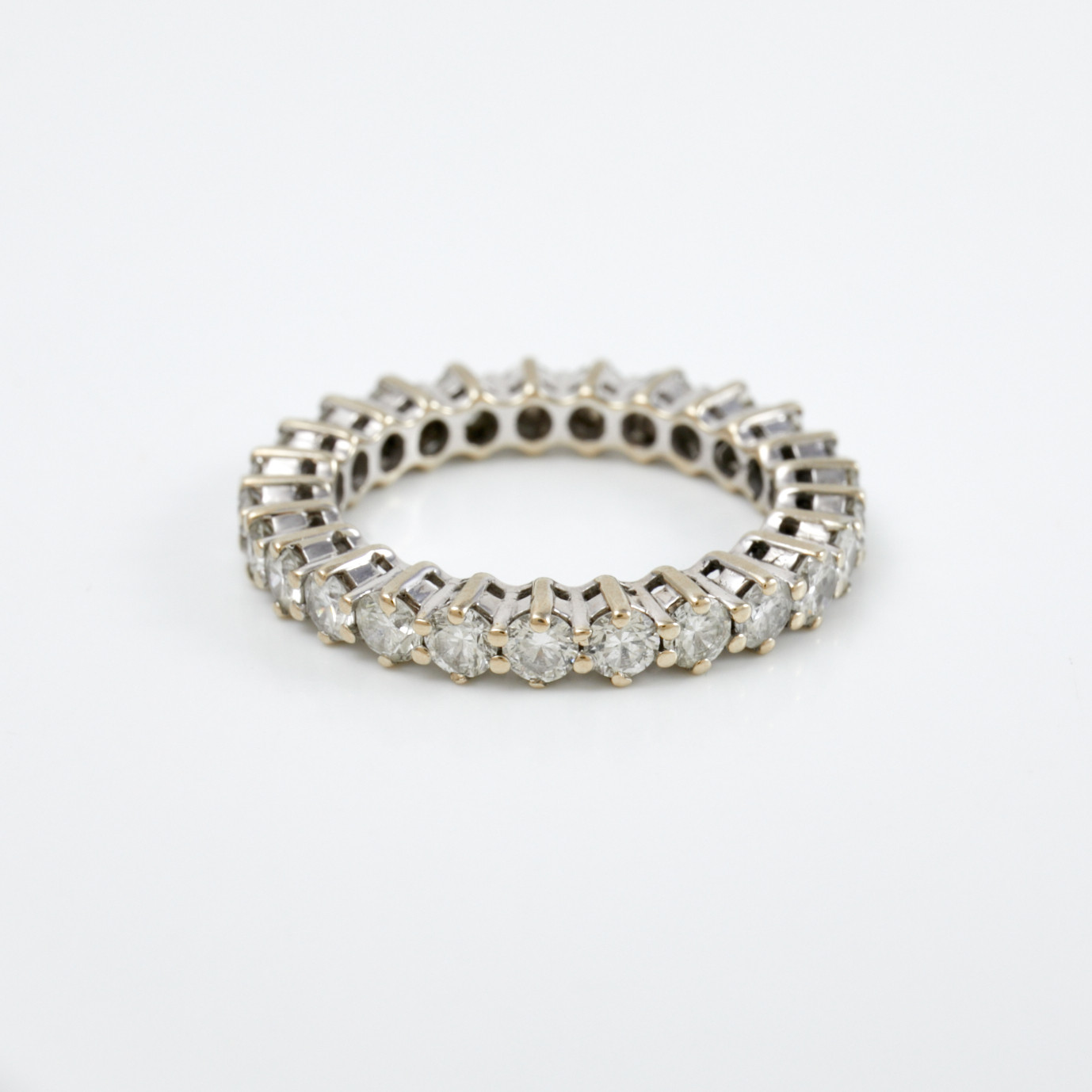 HELALLIANSRING, 18 k vitguld, 25 briljantslipade diamanter, totalt ca 2,50 ct, ostämplad.