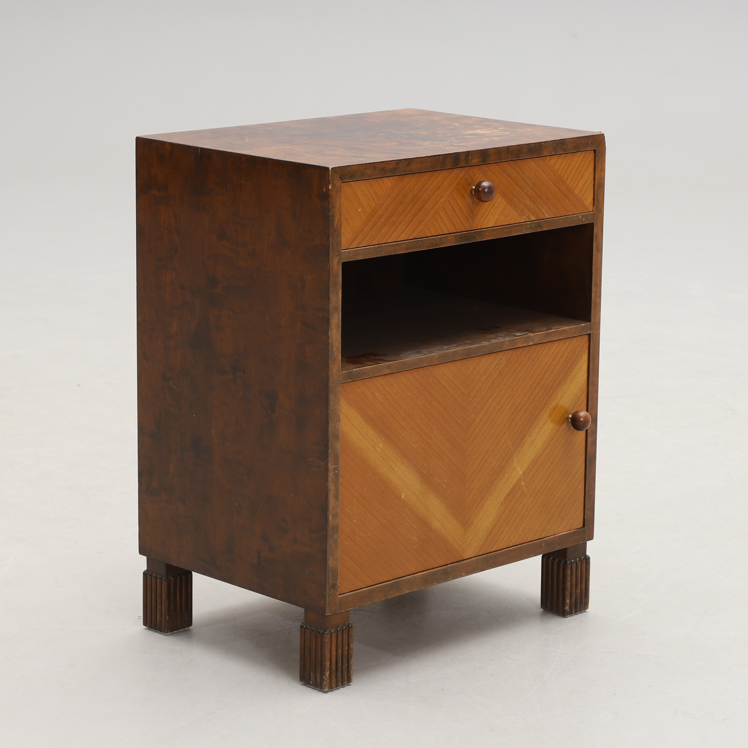 AXEL LARSSON. Sängbord, art deco, Svenska Möbelfabrikerna Bodafors, 1930/40-tal.