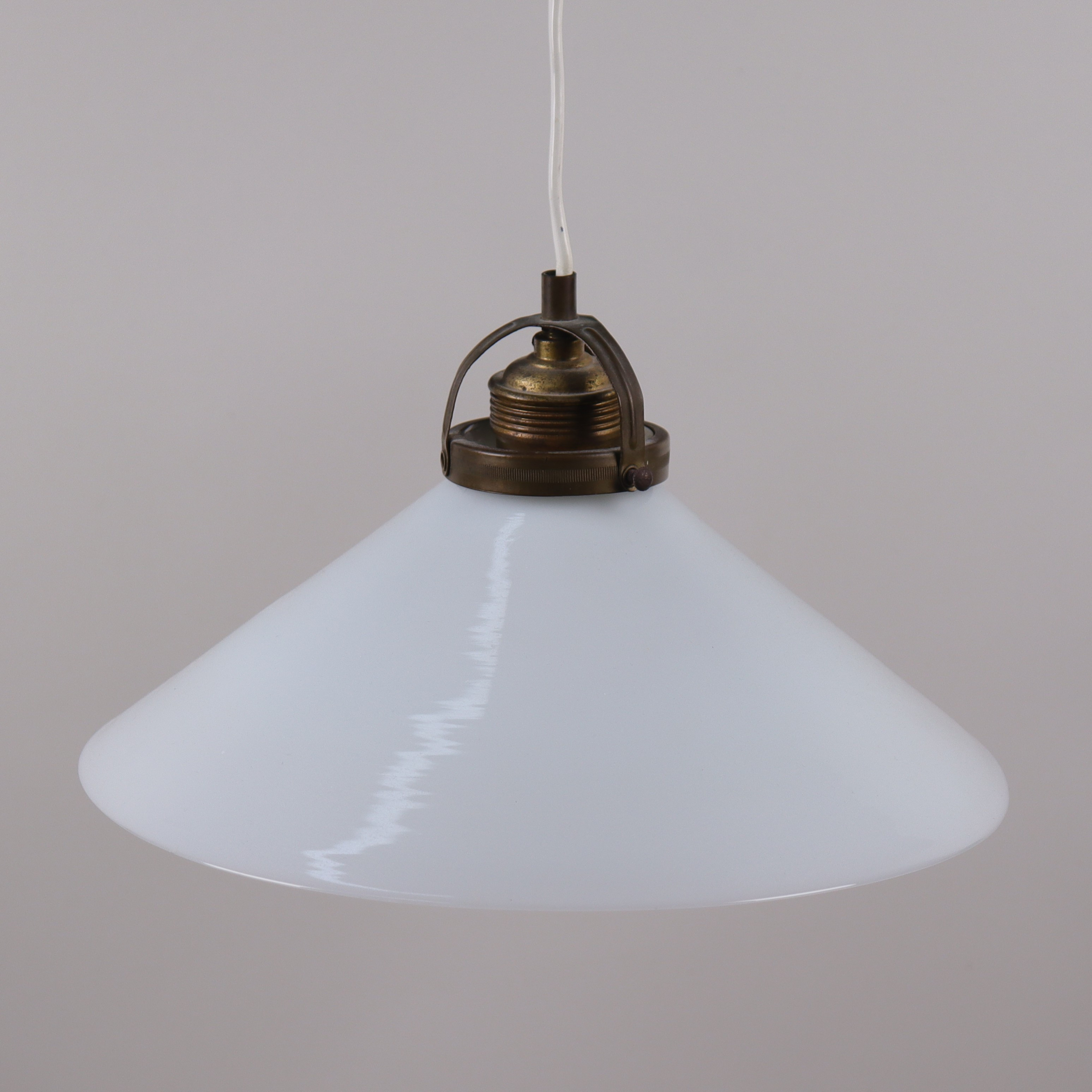 TAKLAMPA, sk skomakarelampa, glas och mässing, 1900-tal.