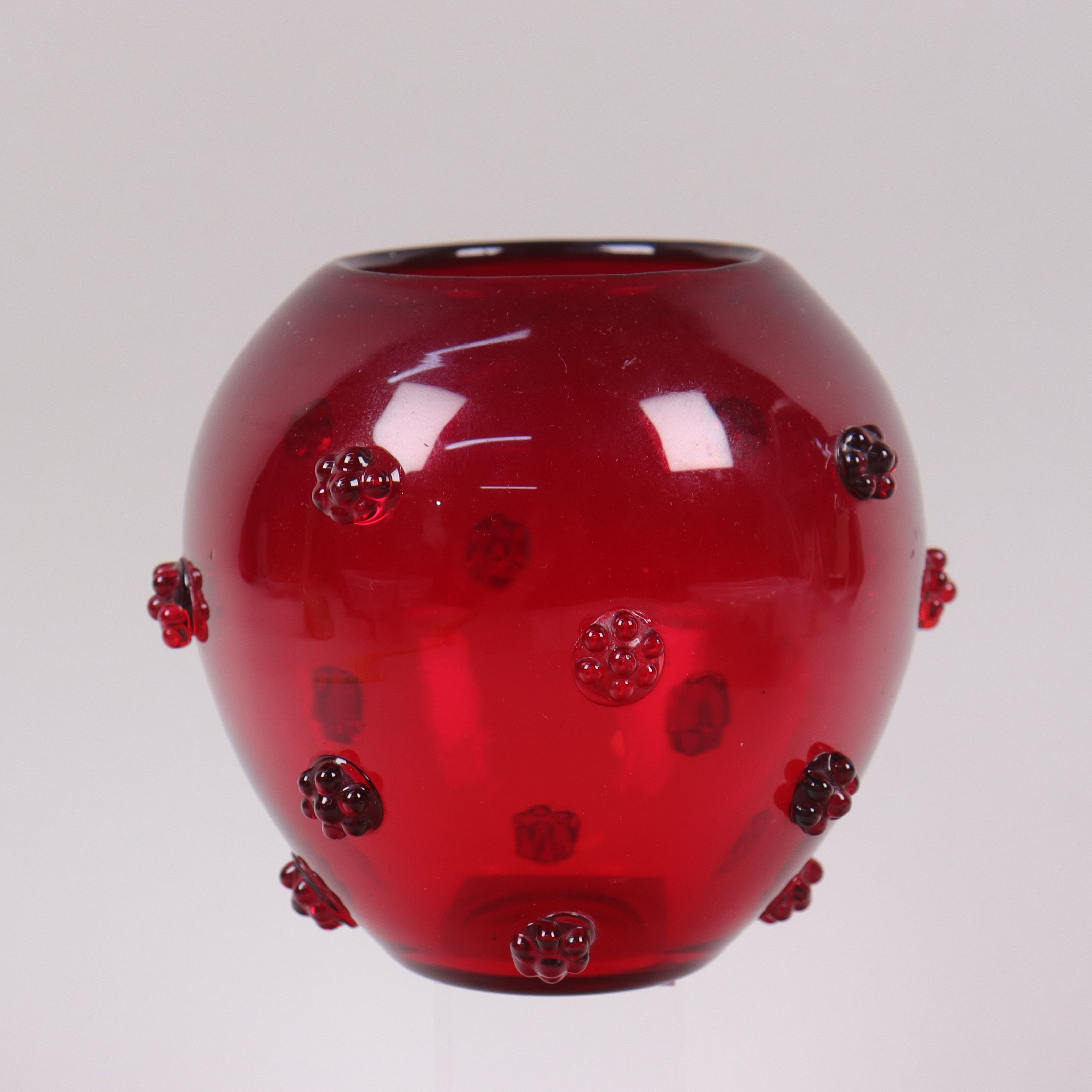MONICA BRATT (1913-1961). "Hjortron", Reijmyre, vas i rött glas, 1900-talets mitt.