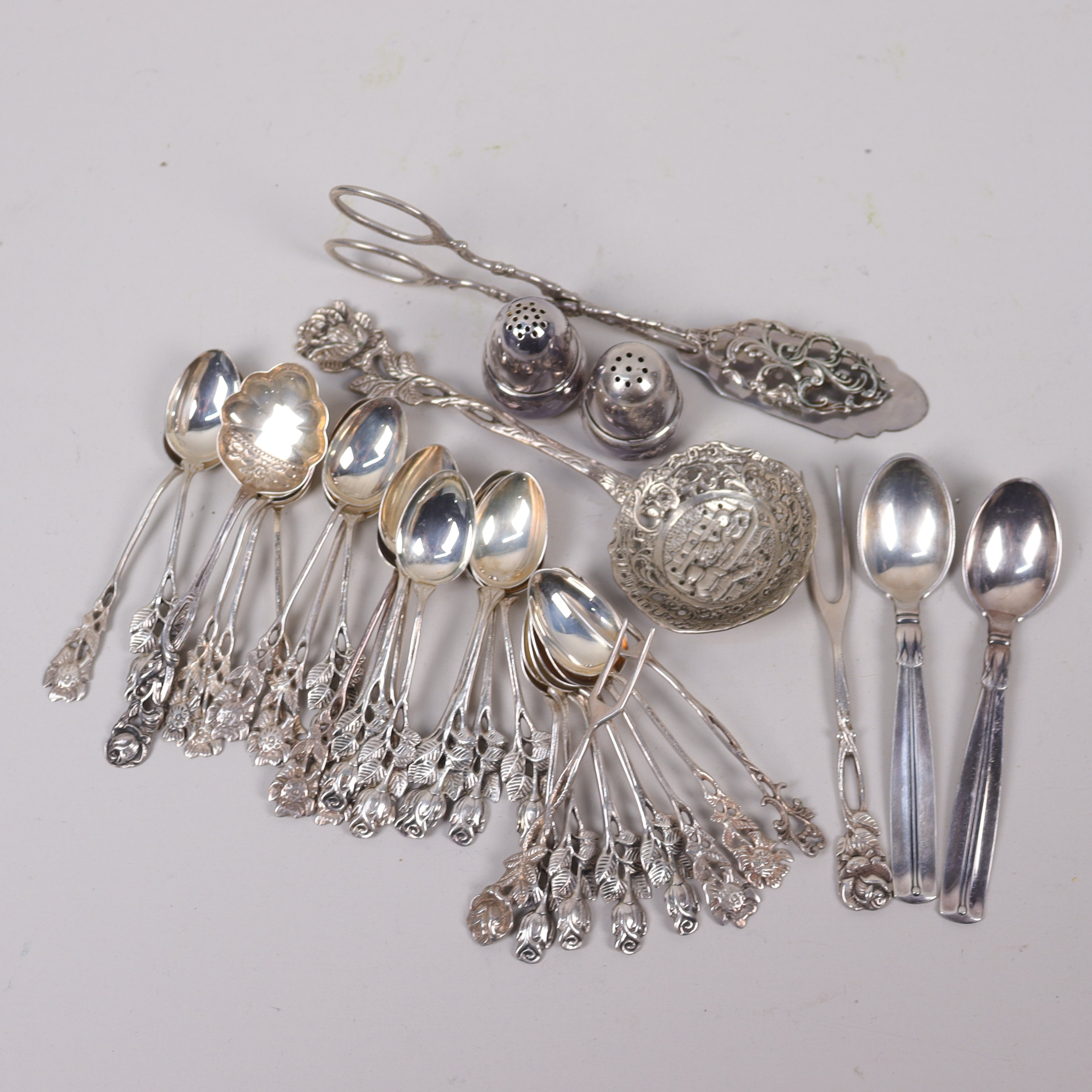 SILVER, bestickdelar, totalt 334 gram.