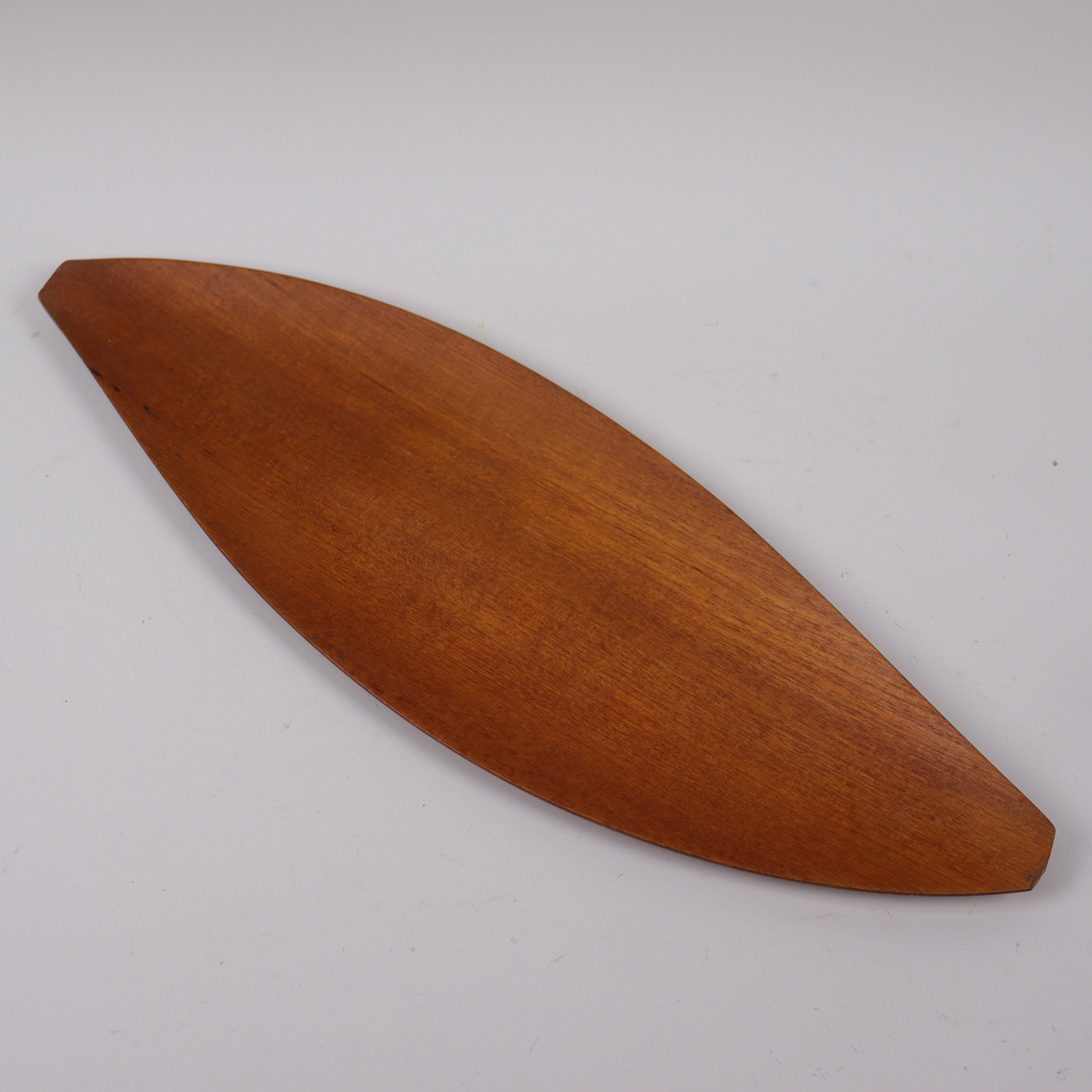 SHIGEMICHI AOMINE. bricka, teak, N.C.C. National Crafts Council, Japan, 1900-talets mitt.